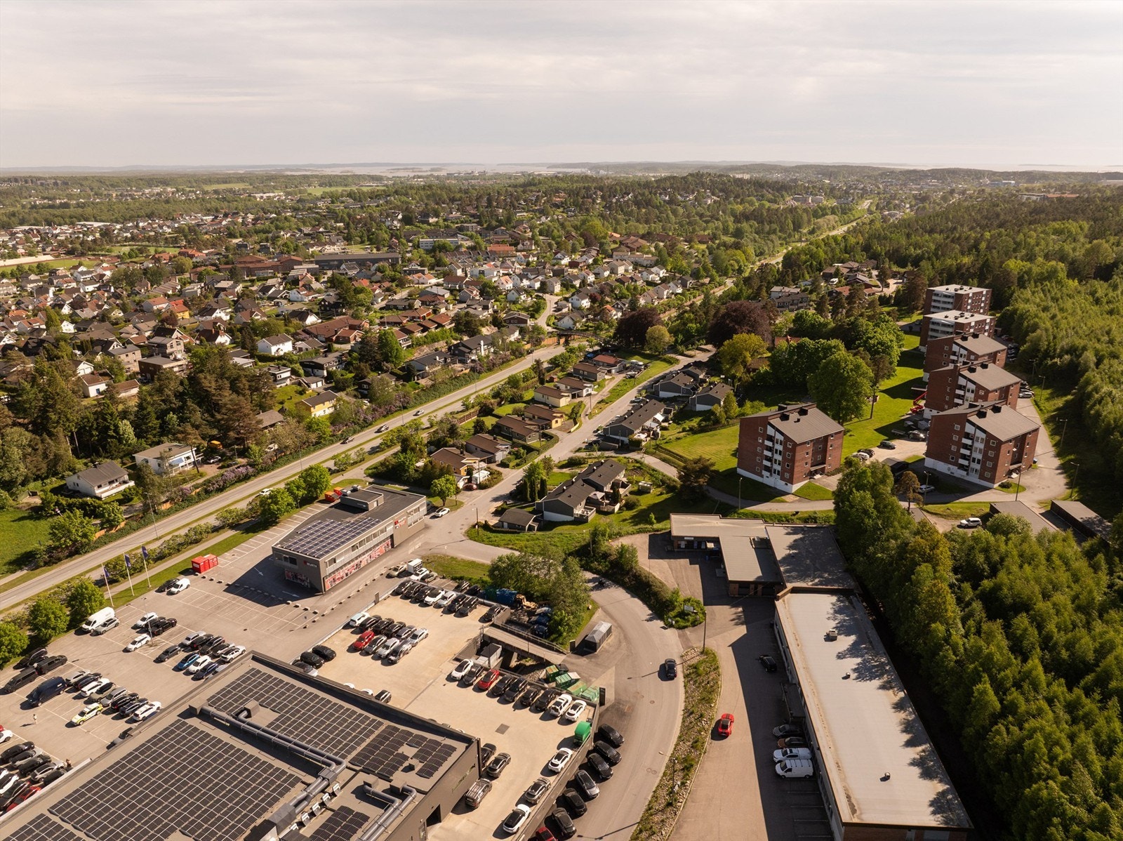 Fra Høiendal er det reell gangavstand til byen, eller et fåtall minutter med sykkel. Buss til og fra sentrum har svært hyppig avganger fra Høiendal. Galleribilde