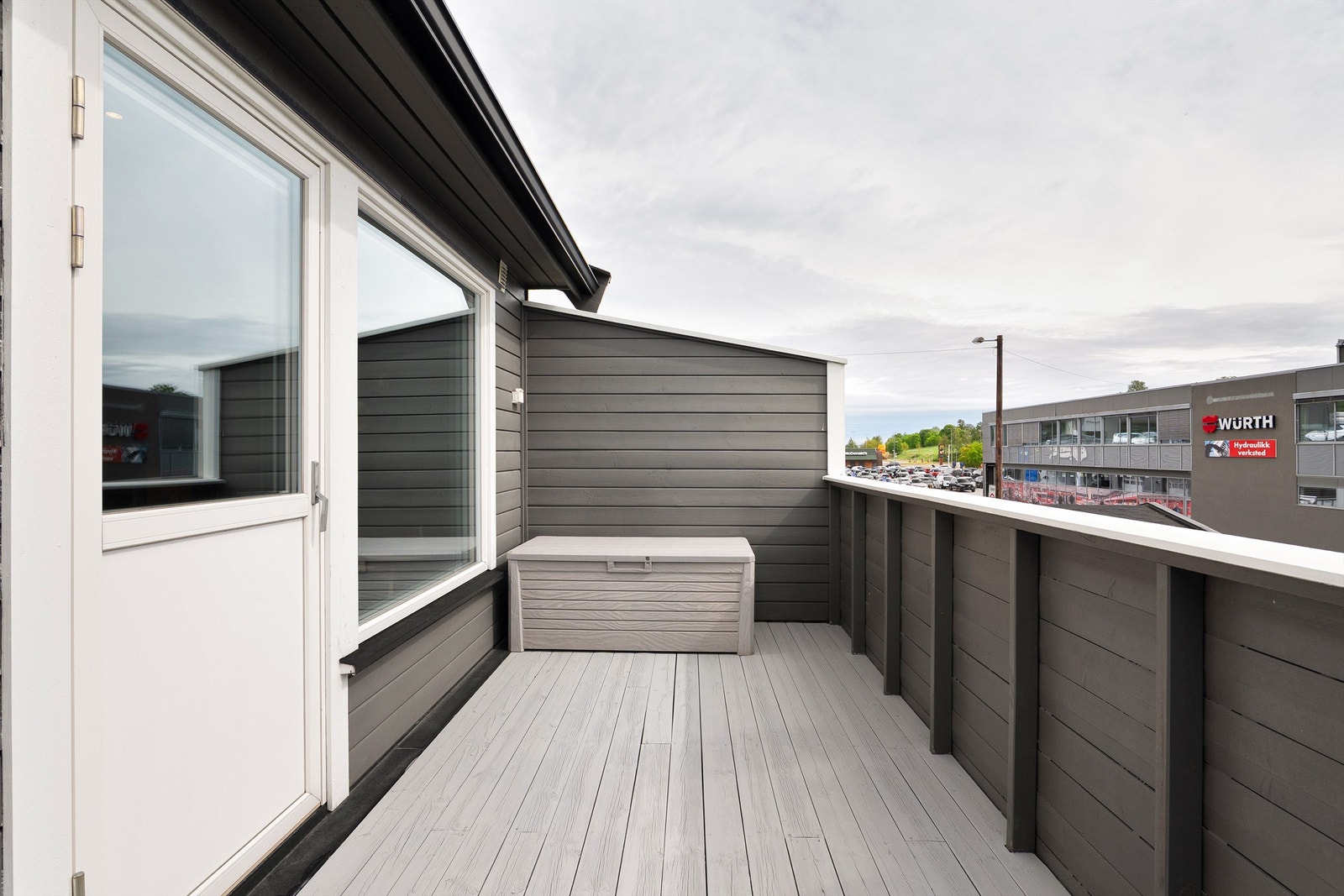 I forbindelse med renovering av fasaden i 2016 ble også nytt gulv lagt på balkongen. Galleribilde