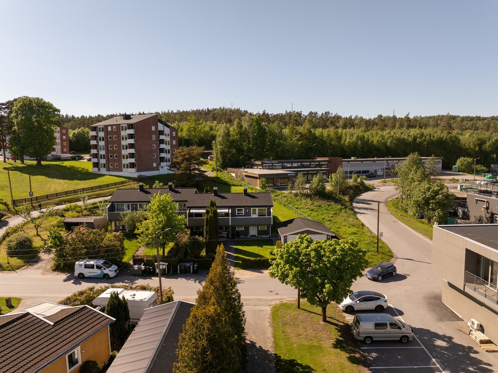 Boligen er én av totalt 20 i veletablerte Høiendal II borettslag. Galleribilde