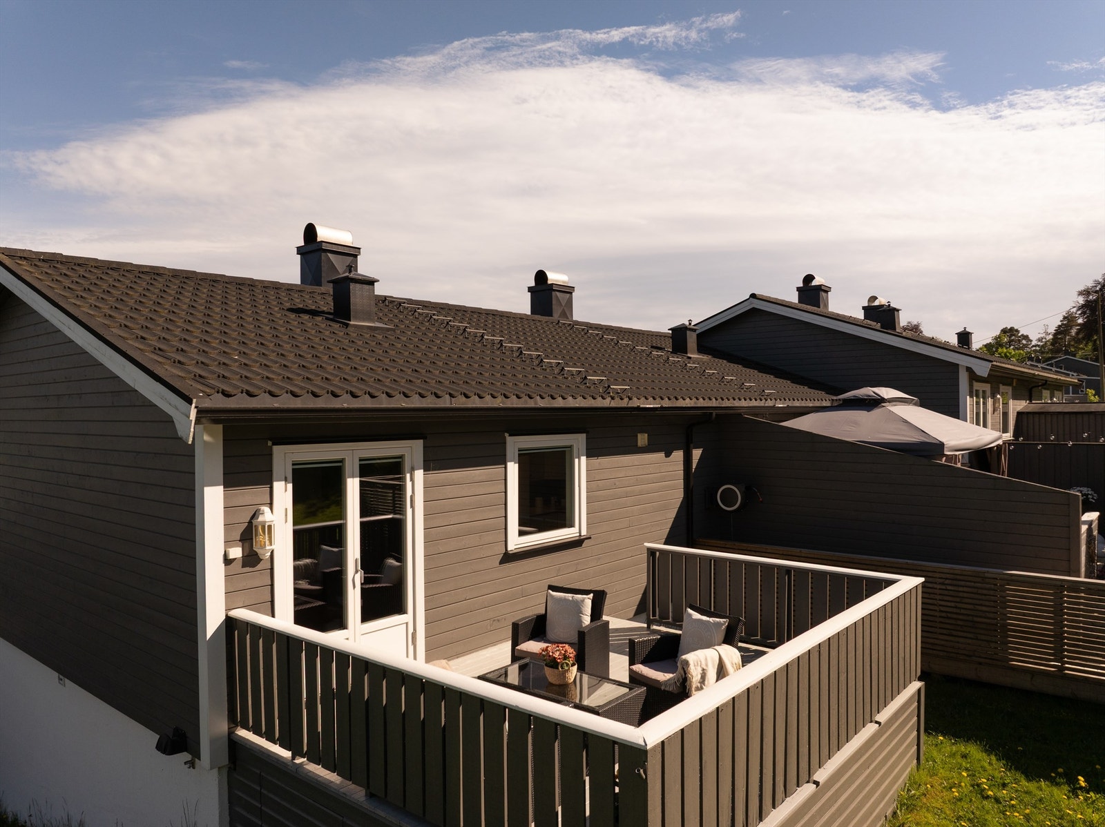 Uteareal på begge sider av første etasje gir tilgang til sol dagen gjennom. Terrassen er sommertid solfylt fra midt på dagen til kveld. Fotograf; Kristoffer Kristiansen. Galleribilde