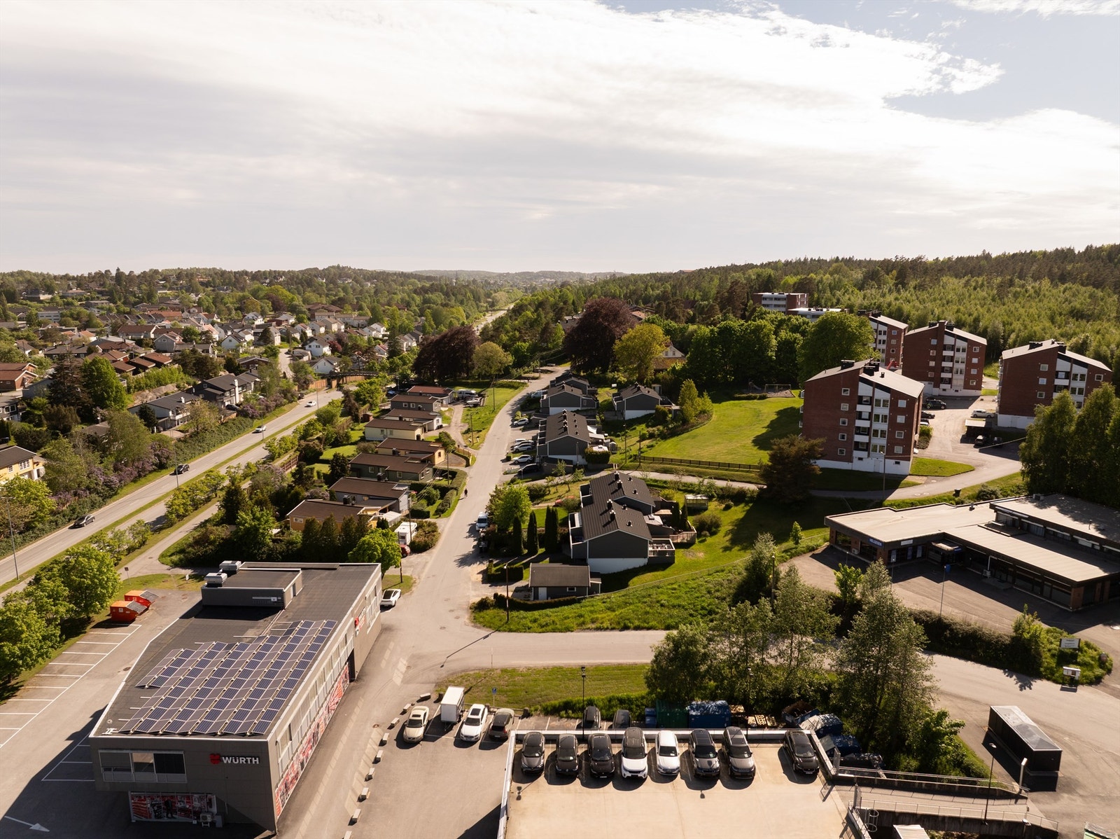 I gaten utenfor er det lite trafikk og et rolig miljø rådende. Galleribilde