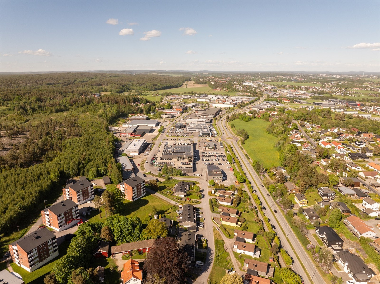 På Høiendal bor du tett opptil Fredrikstadmarka og får enkel tilgang til fine tur- og treningsområder, inkludert lysløype og skiløyper som prepareres når forholdene tillater. Galleribilde
