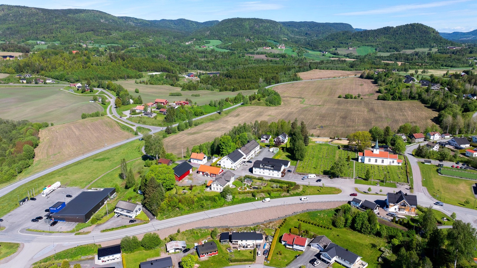 Dyrka jord befinner seg på begge sider av veien Galleribilde