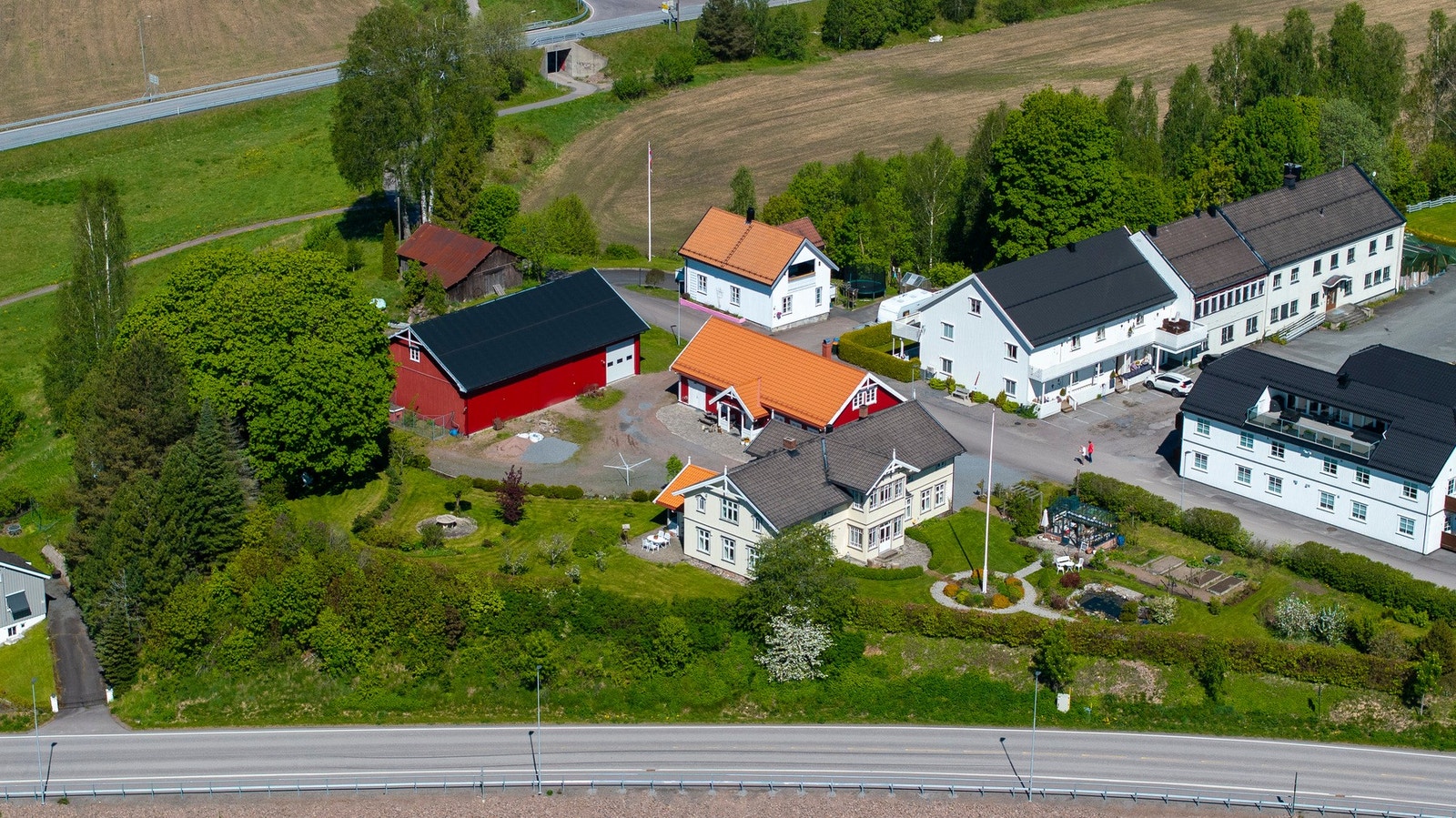 Pent opparbeidet tun Galleribilde