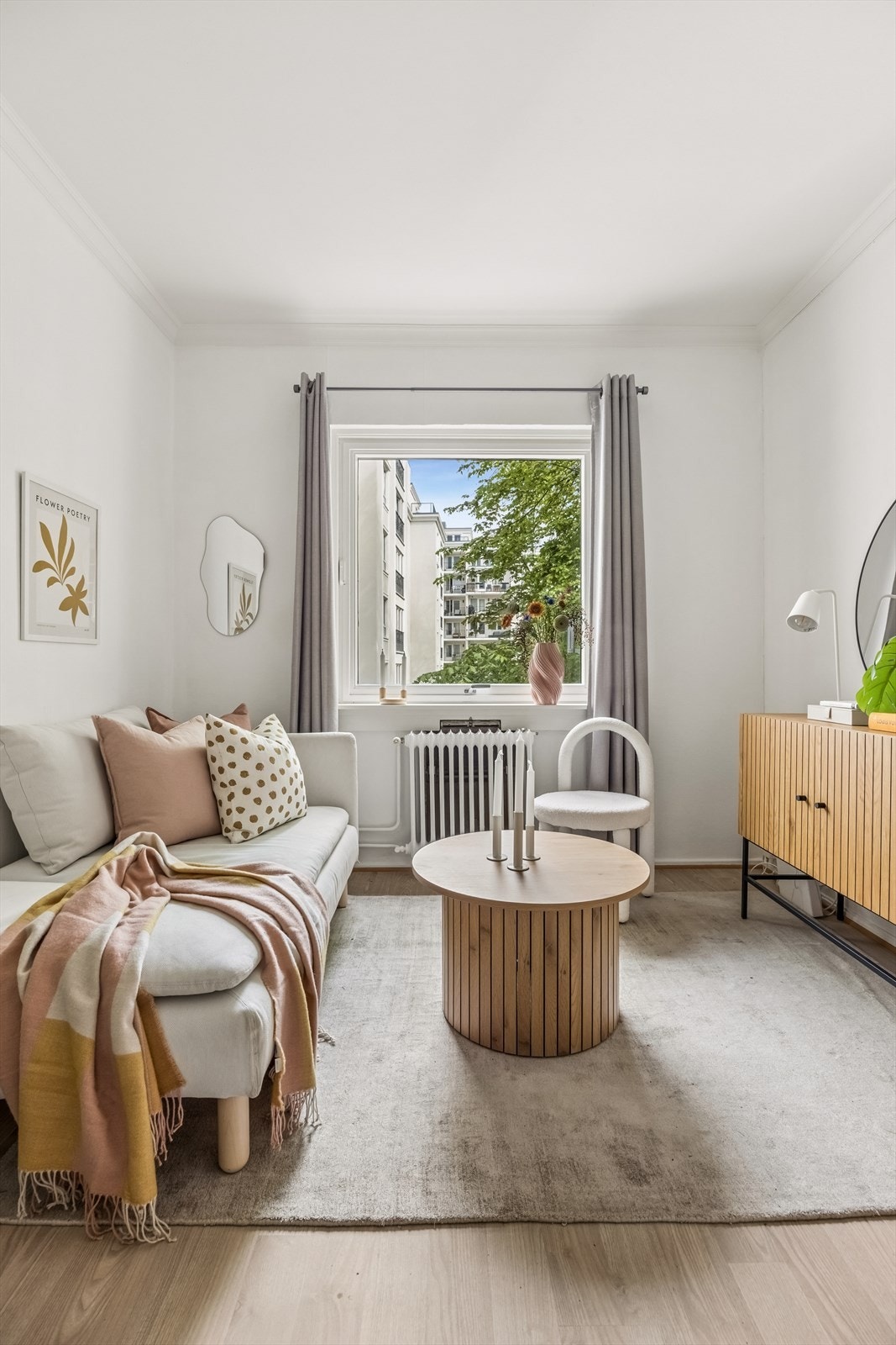 Stor vindusflate som slipper inn rikelig med naturlig lys. Galleribilde