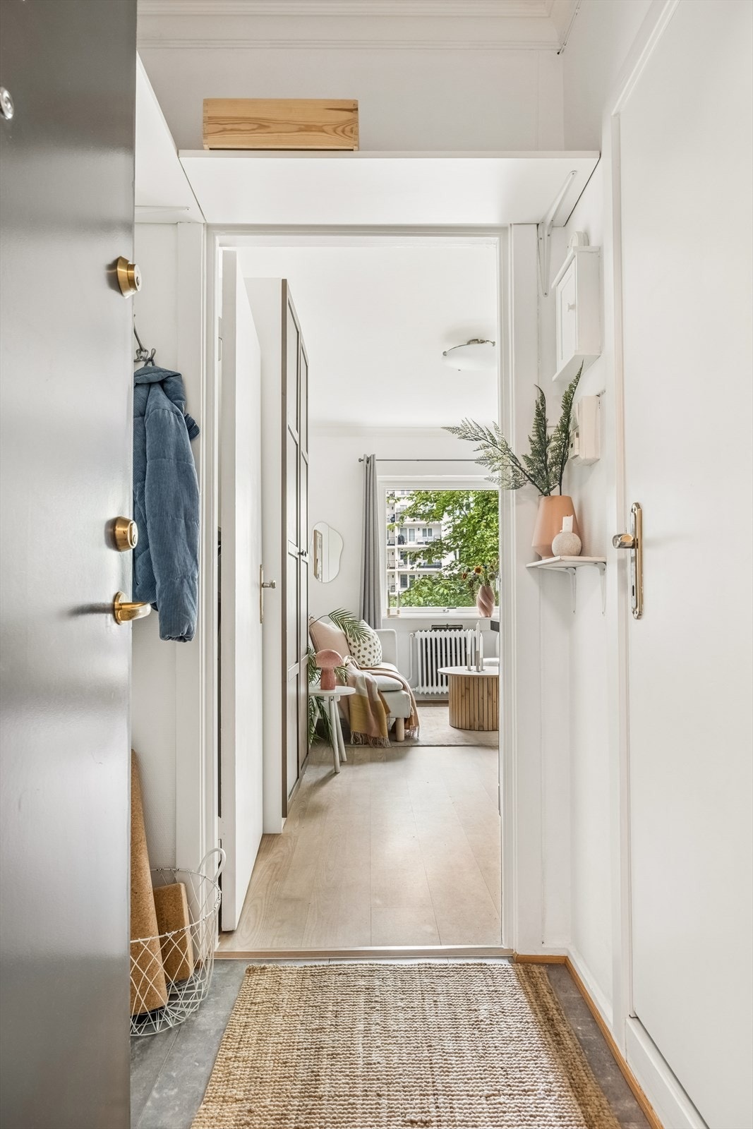Innbydende entré med plass til å henge fra seg yttertøy. Galleribilde