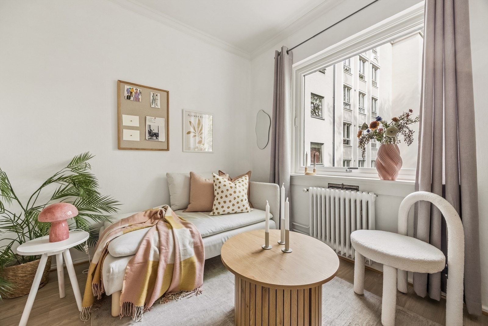 Varmtvann og fyring via radiator er inkludert i de månedlige felleskostnadene. Galleribilde