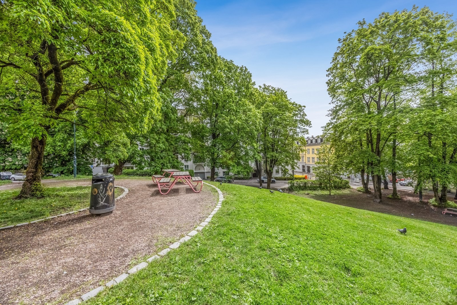 Gangavstand til "alt" en trenger av daglighandel, trening, kollektiv, rekreasjonsmuligheter, skole m.m. Galleribilde