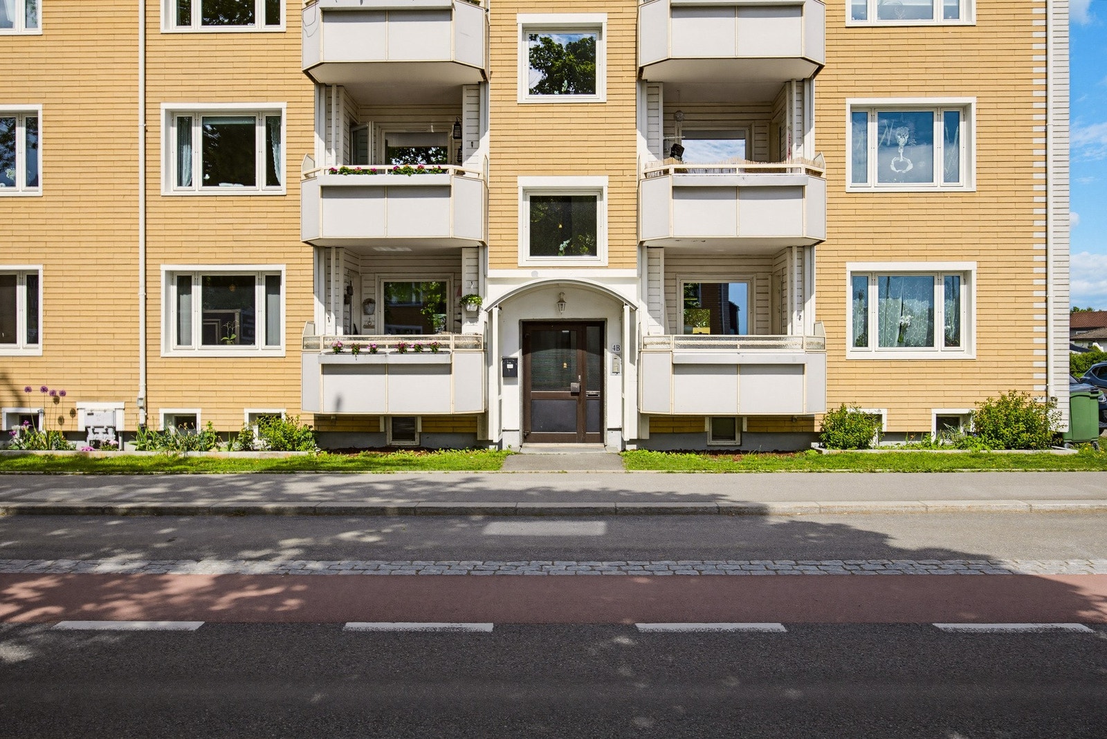 Leiligheten ligger i Alexander Kiellands gate - Lillestrøms paradegate som leder fra sentrum og opp mot Åråsen stadion. Lillestrøm sentrum ligger rett i nærheten, så her bor du mer kort vei til offentlig kommunikasjon og alle byens spennende fasiliteter. Galleribilde
