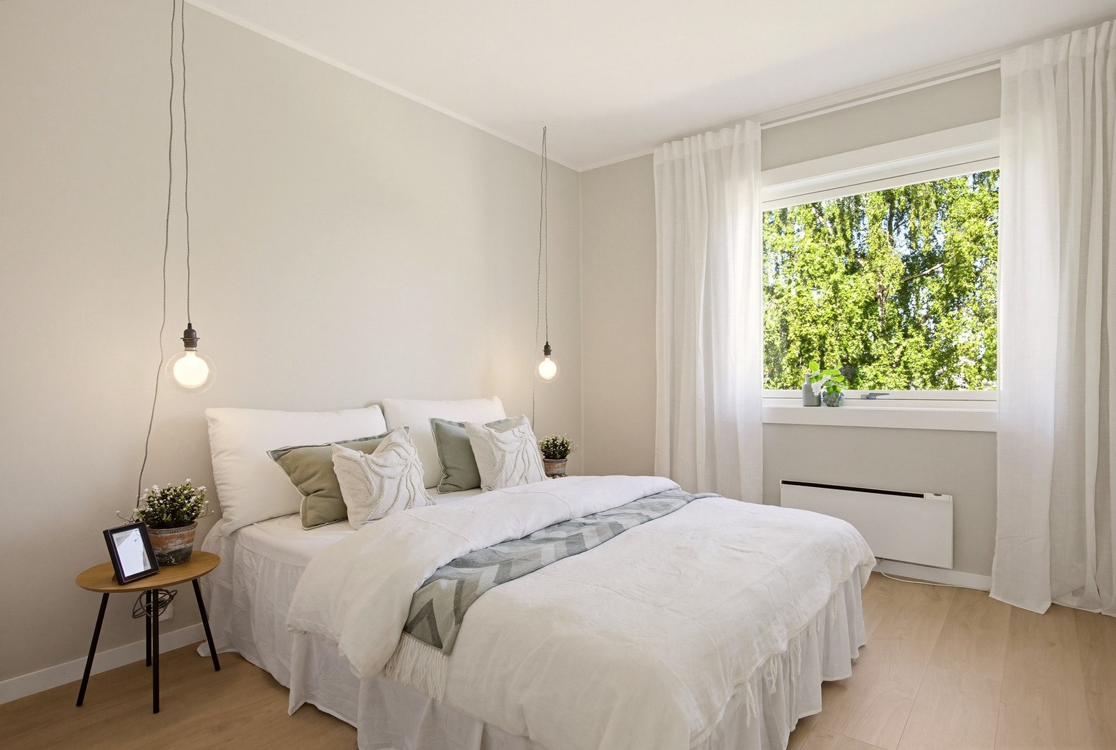 Leiligheten har to lyse og romslige soverom med nye laminatgulv fra 2026 og god plass til seng og øvrig møblement. Galleribilde