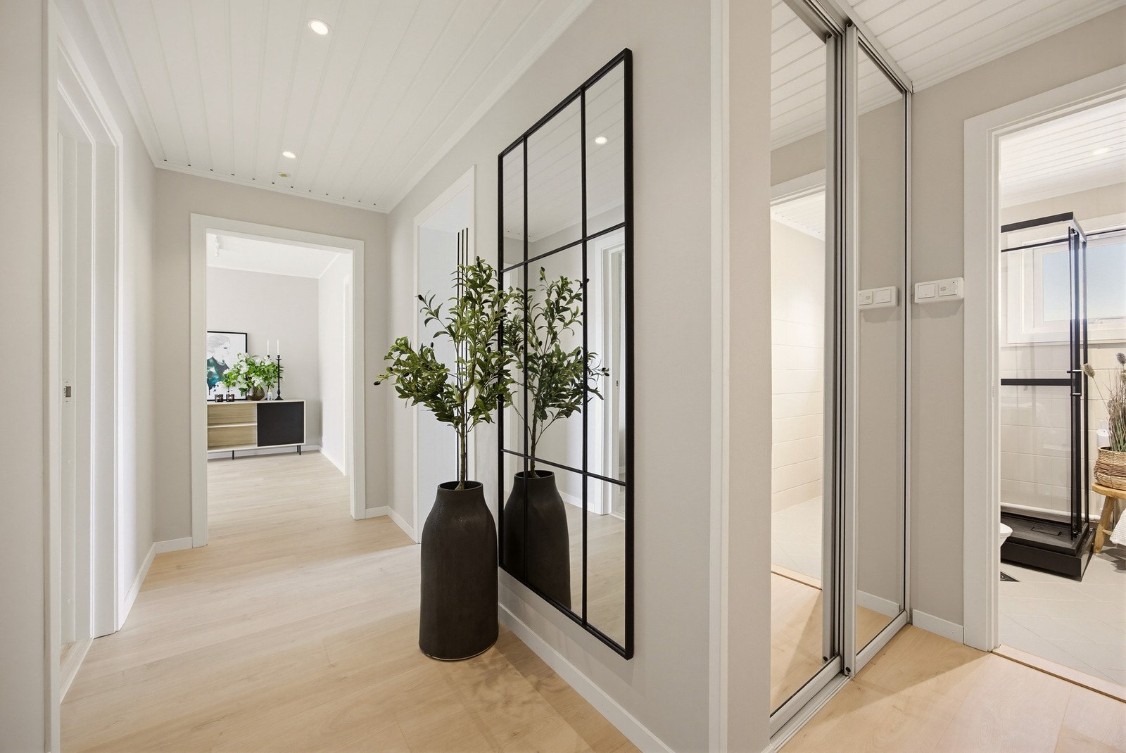 Entréen fremstår lys og romslig med en innbydende atmosfære som gir et godt førsteinntrykk av leiligheten Galleribilde