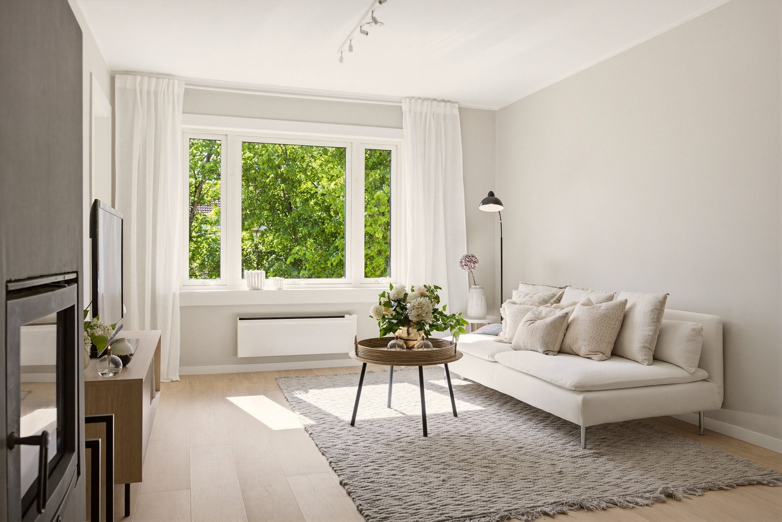 Store vindusflater slipper inn rikelig med naturlig lys og skaper en behagelig atmosfære i rommet. Galleribilde