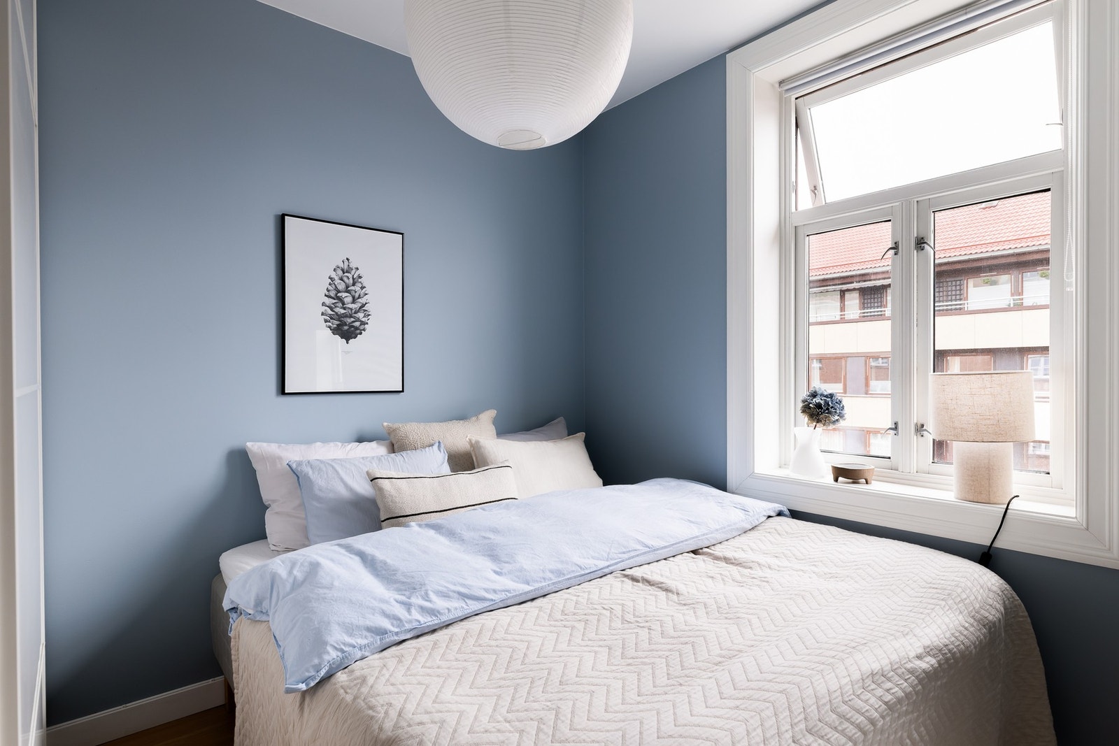 Romslig og innbydende hovedsoverom med god plass til stor dobbeltseng og annet ønsket møblement. Galleribilde