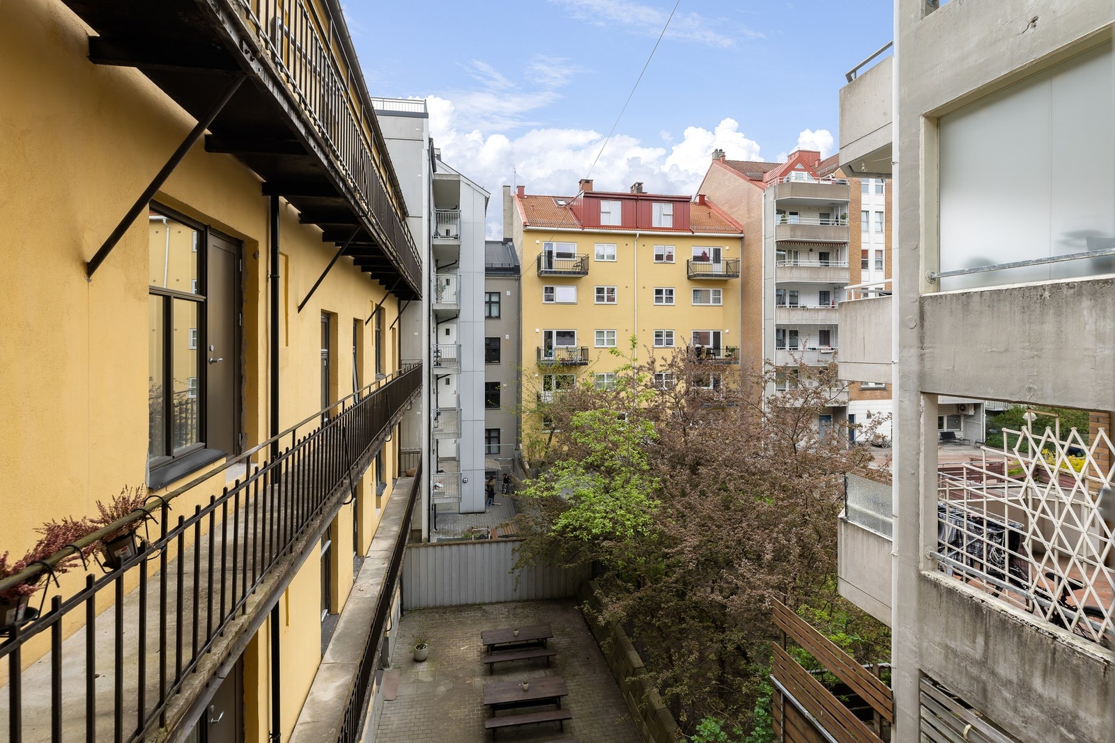 Leiligheten ligger luftig til i byggets fjerde etasje med store vindusflater som slipper inn rikelig med dagslys. Galleribilde
