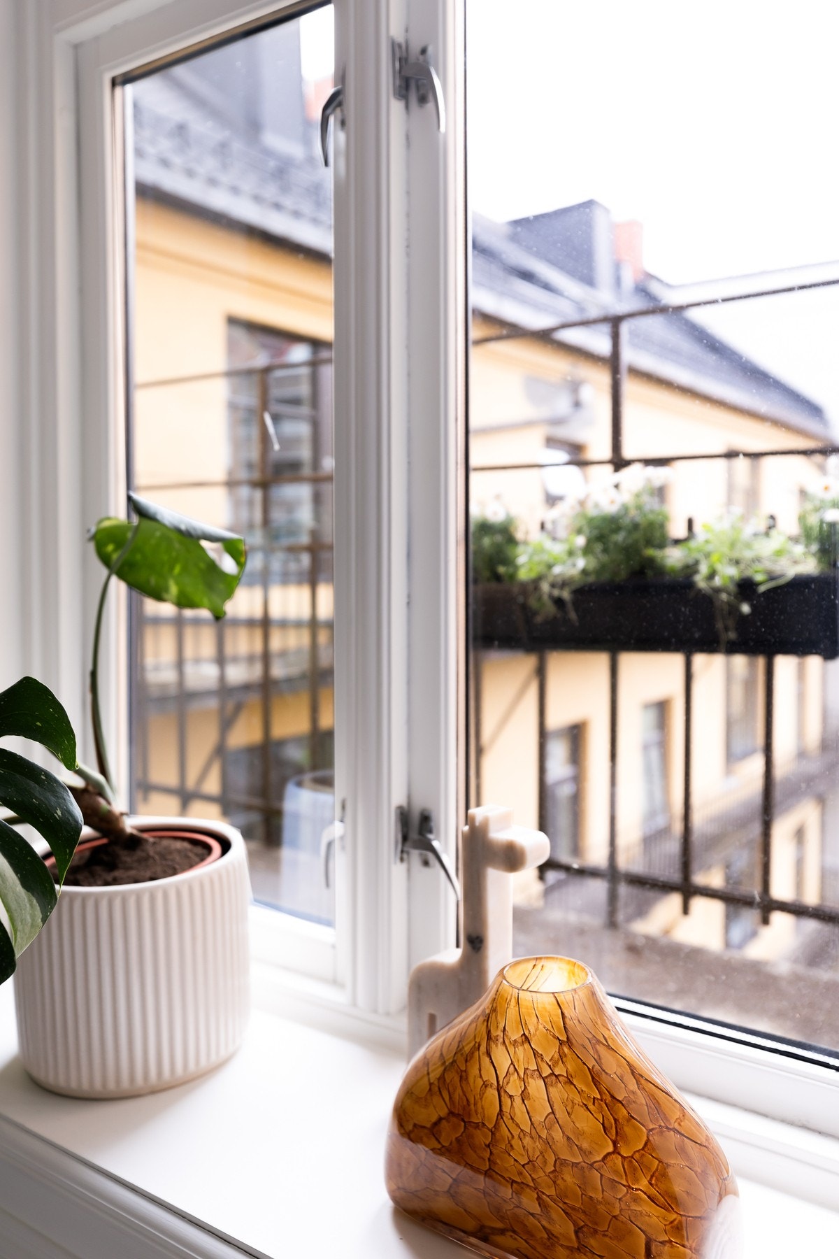 Soverommet vender ut mot rolig felles bakgård. Galleribilde