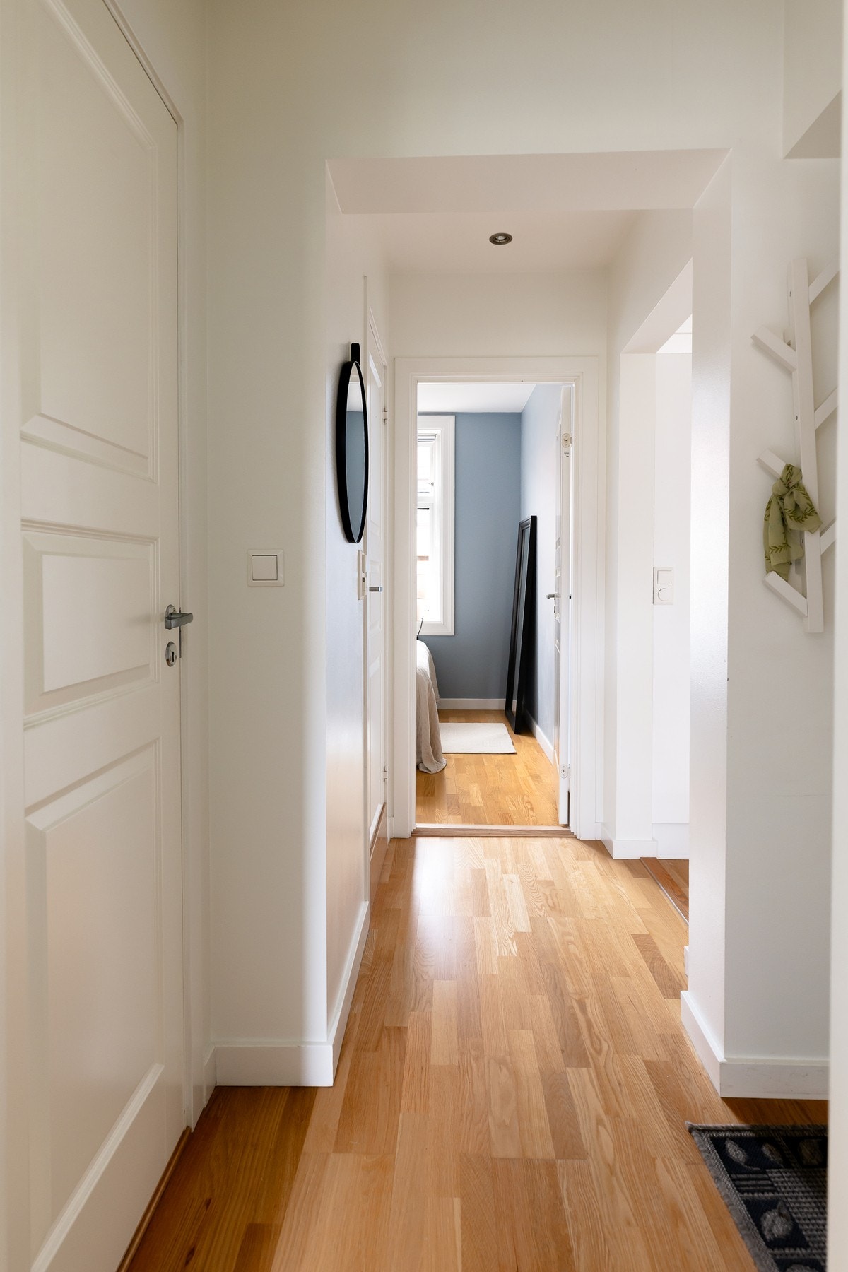 Fin entré/gang med plass til oppbevaring av yttertøy og sko. Galleribilde