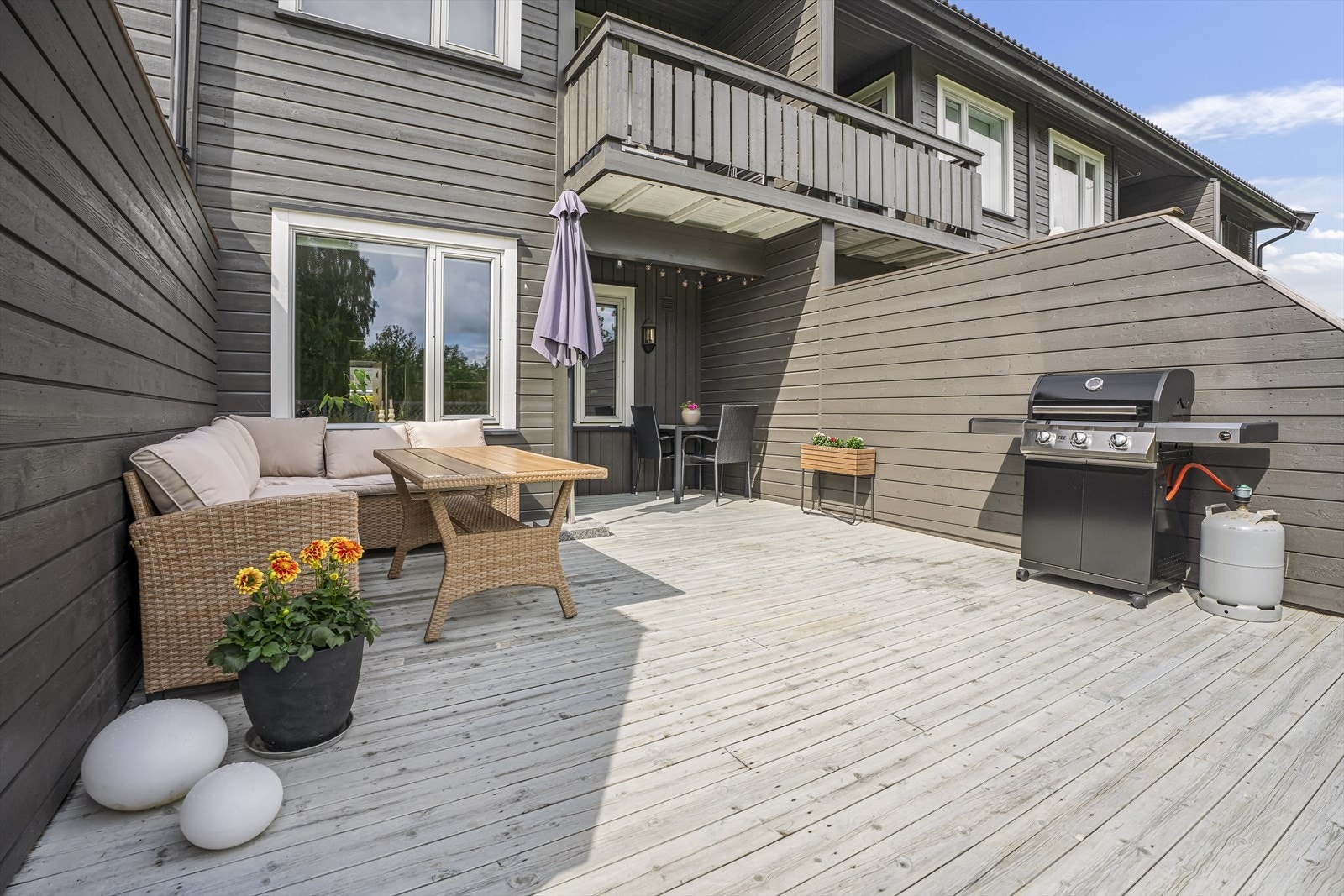 Romslig og fin terrasse med gode solforhold. Galleribilde
