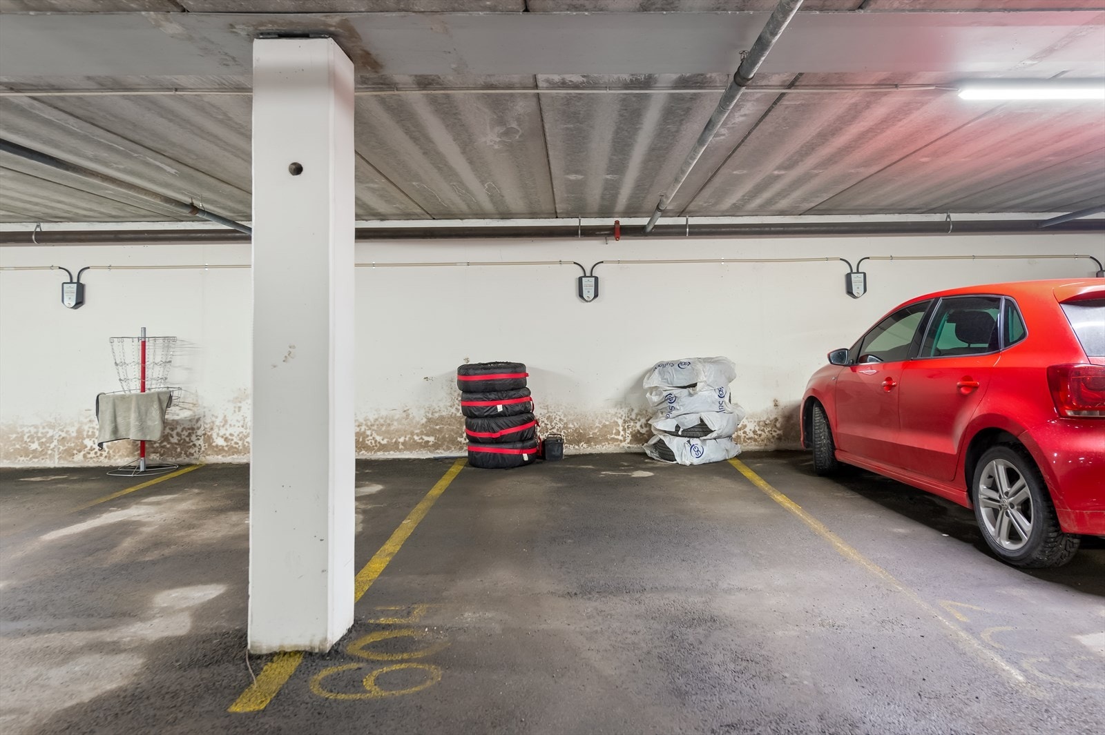 Parkeringsplass med opplegg for elbillader. Galleribilde