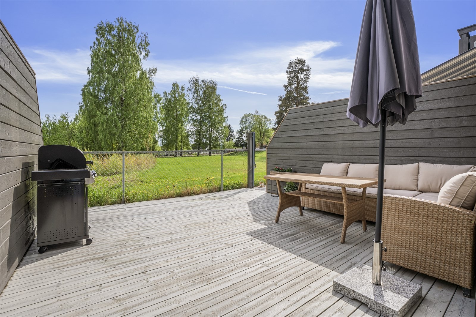 Terrassen har lite innsyn og er orientert mot sørøst. Galleribilde