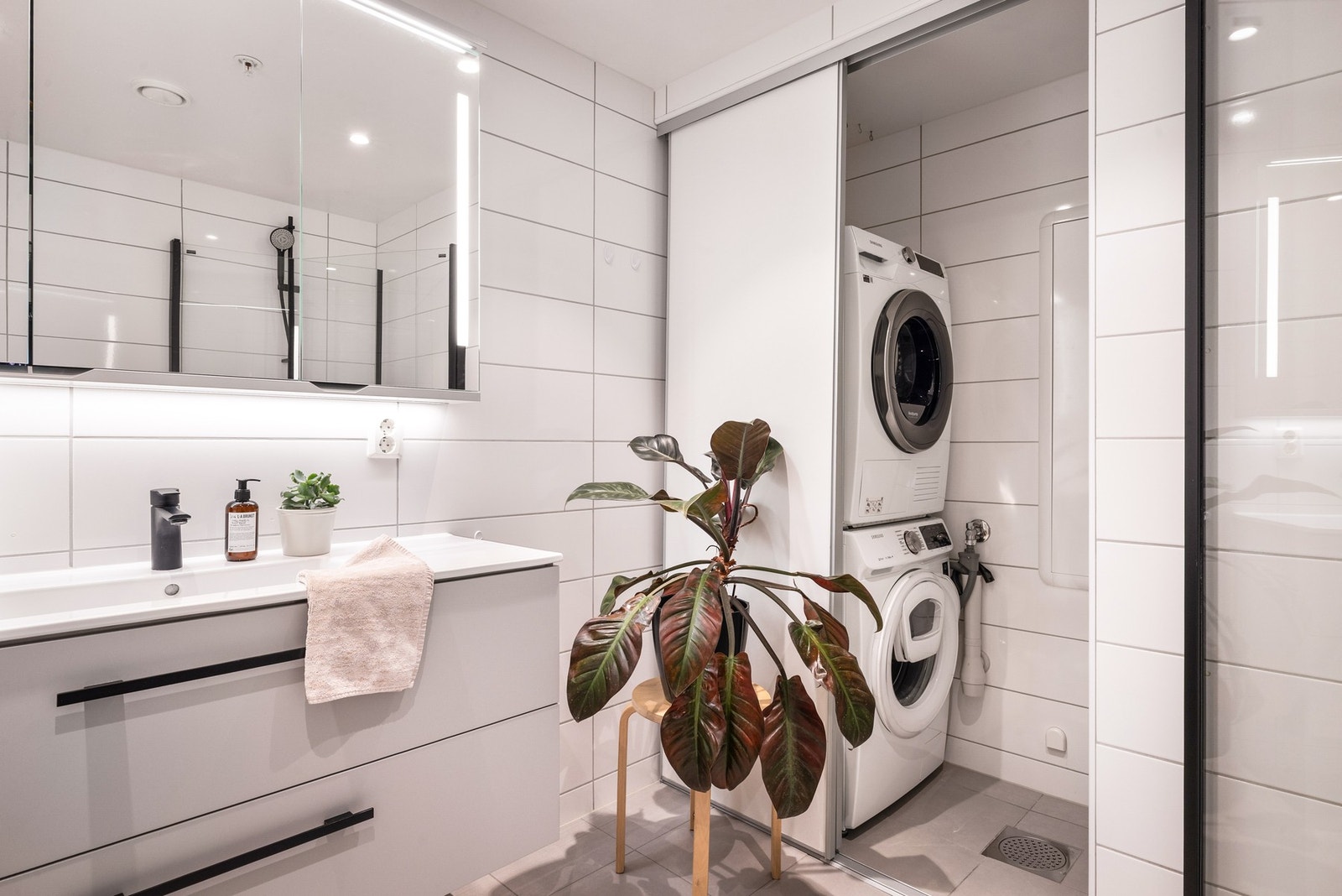 - Badet har også en praktisk nisje med skyvedører til vaskemaskin og tørketrommel, noe som gir et ryddig og elegant uttrykk - Galleribilde