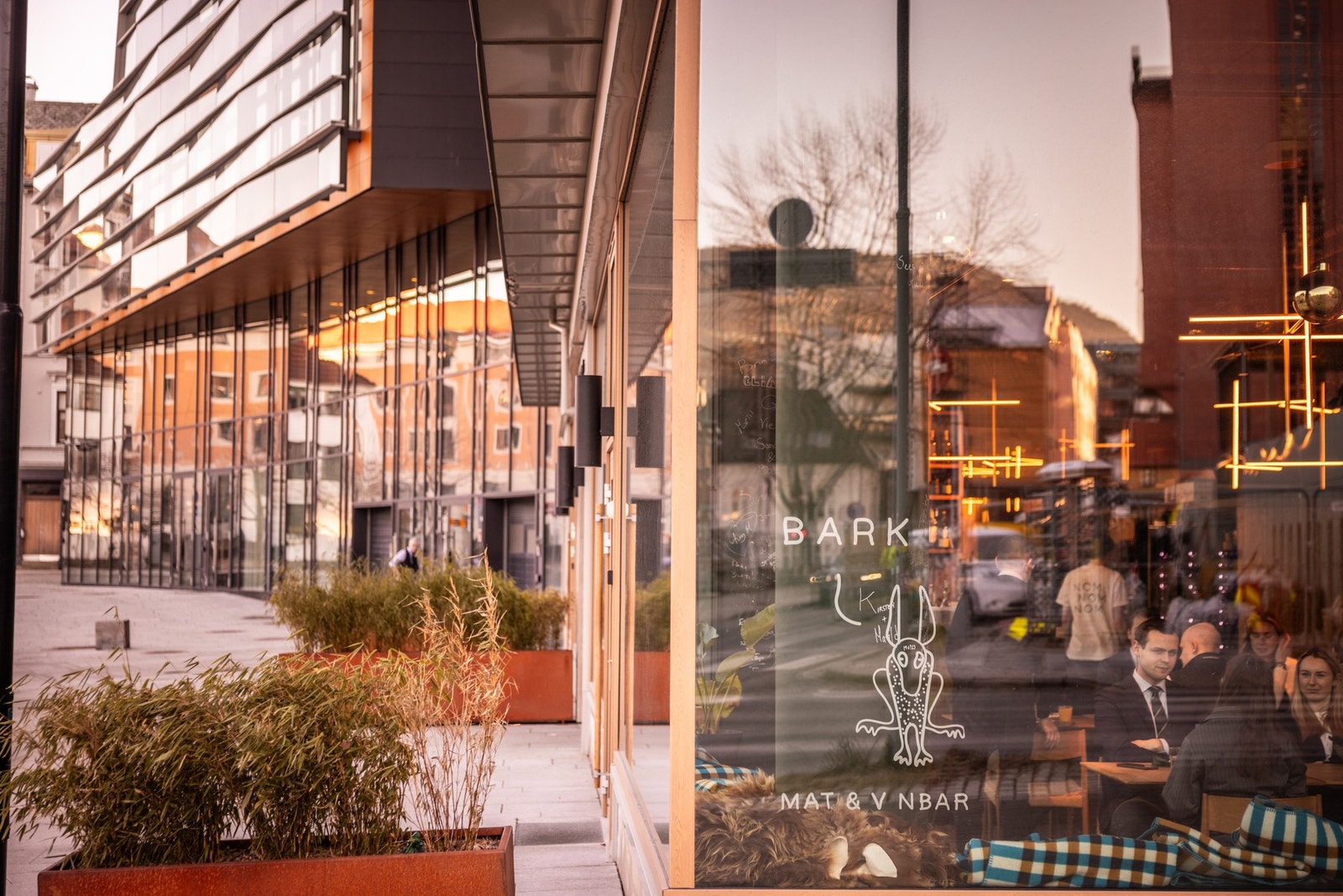 - BARK restaurant ligger en kort spasertur unna. Du finner også Michelin-restauranten Gaptrast i samme bygg- Galleribilde