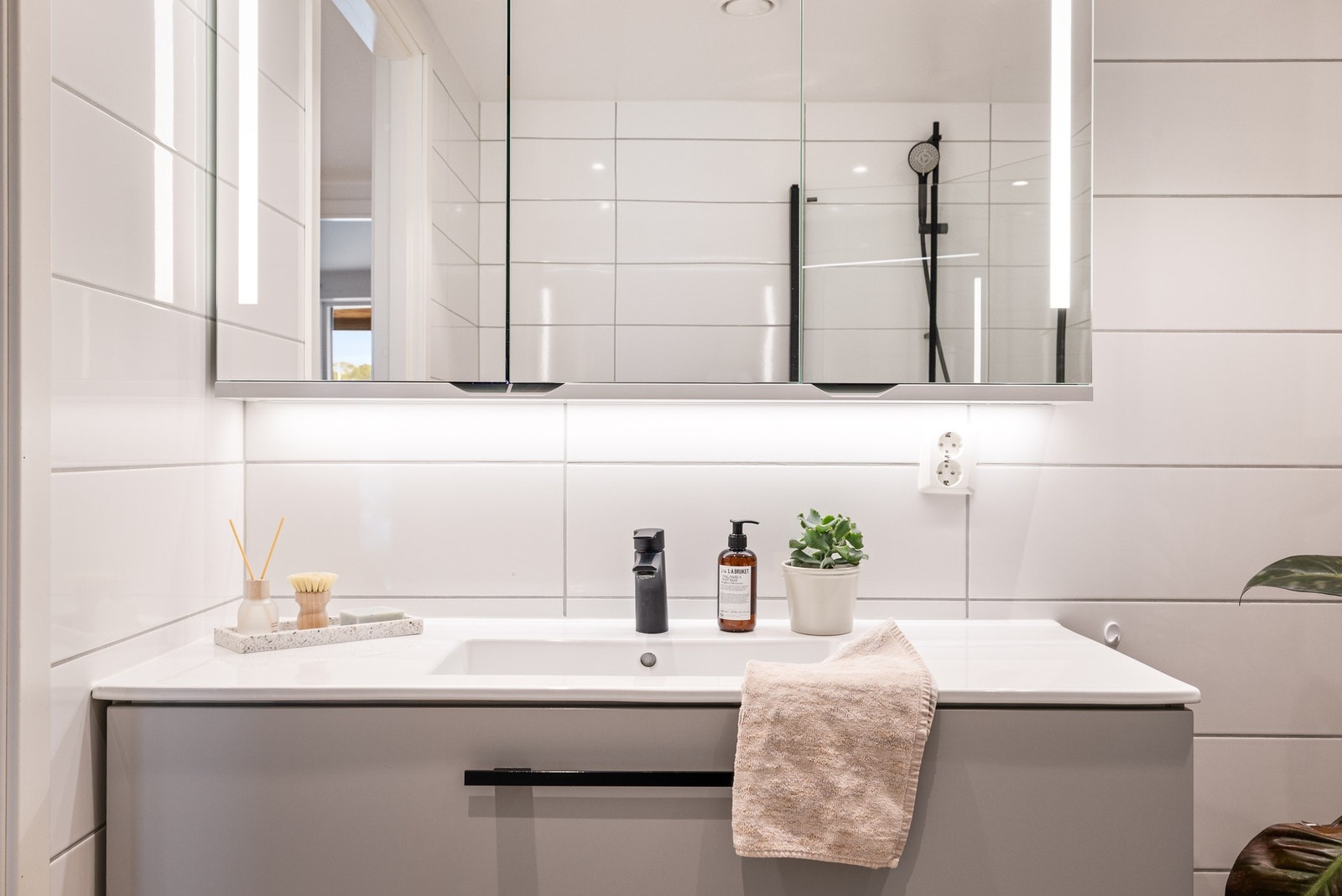- I 2021 ble badet oppgradert med ny baderomsinnredning, speilskap, dusjdører, dusjarmatur og blandebatteri - Galleribilde