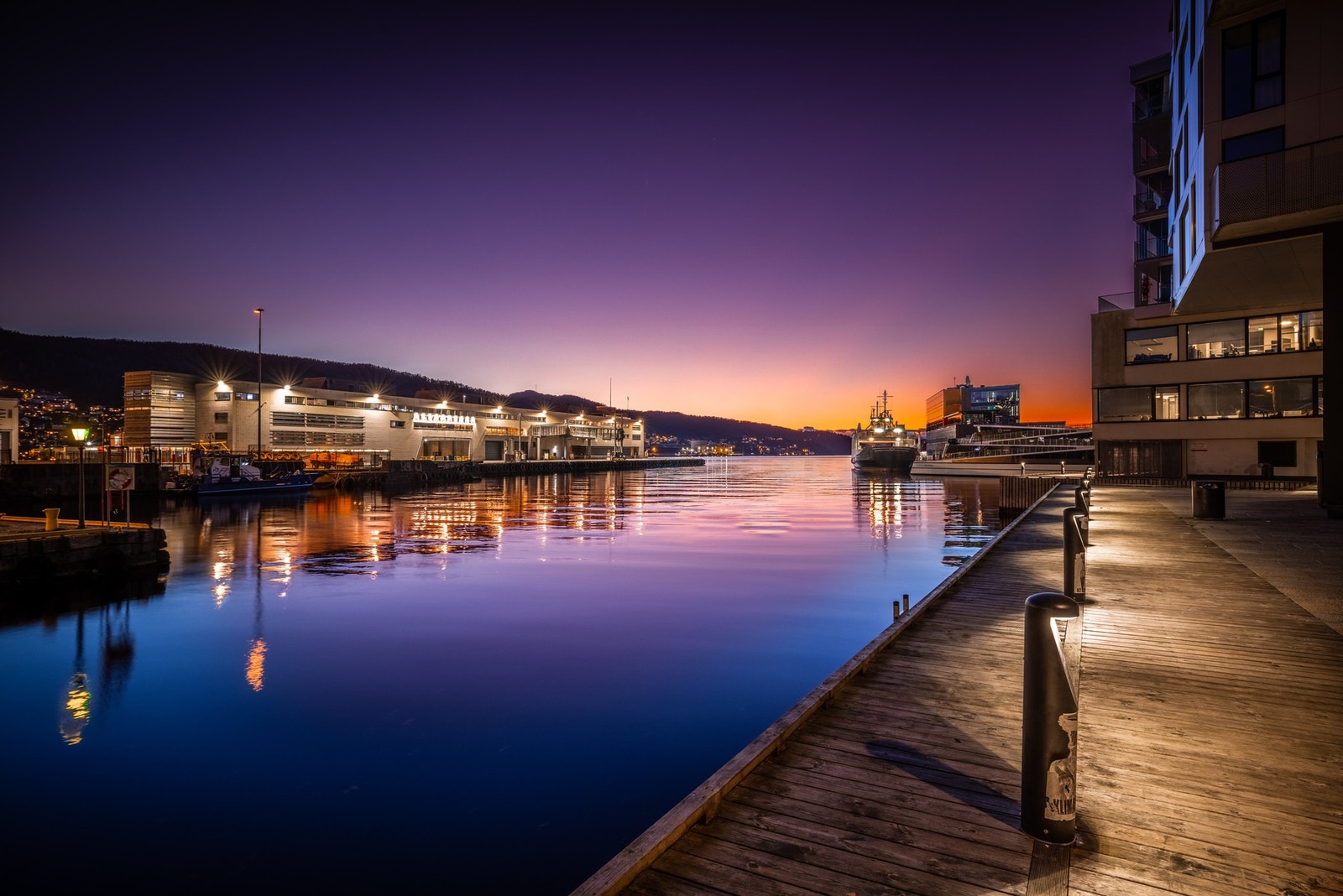 - Her bor man i en unik kombinasjon av urbant byliv og rolige maritime omgivelser - perfekt for deg som ønsker det beste av begge verdener - Galleribilde