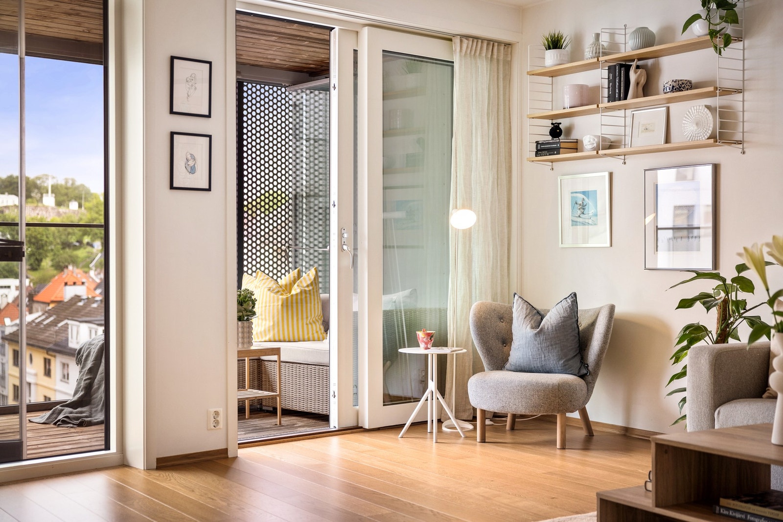 - Fra stuen er det utgang til den store innglassede balkongen på ca. 16 m² - Galleribilde