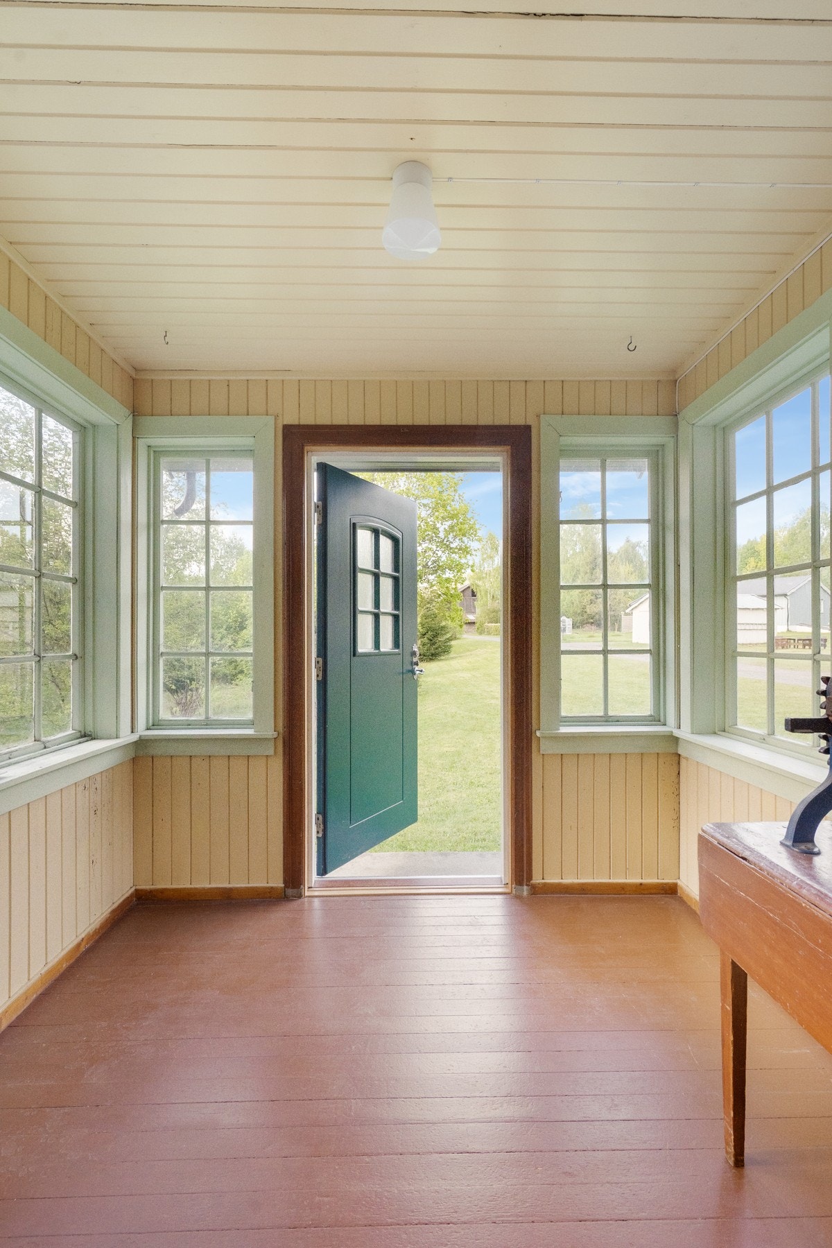 Fra vinterhagen er det utgang til hagen Galleribilde