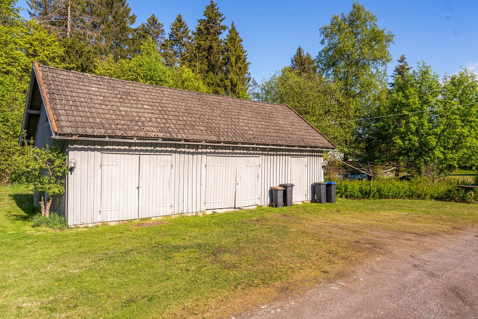 Eldre uthus med garasje og lagringsplass for ved og redskap. Galleribilde