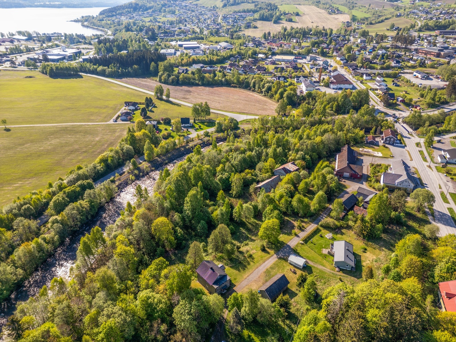 Her er det arealer fra Vismunda mot Birivegen - se mer info/kartskisser i salgsoppgaven. Galleribilde