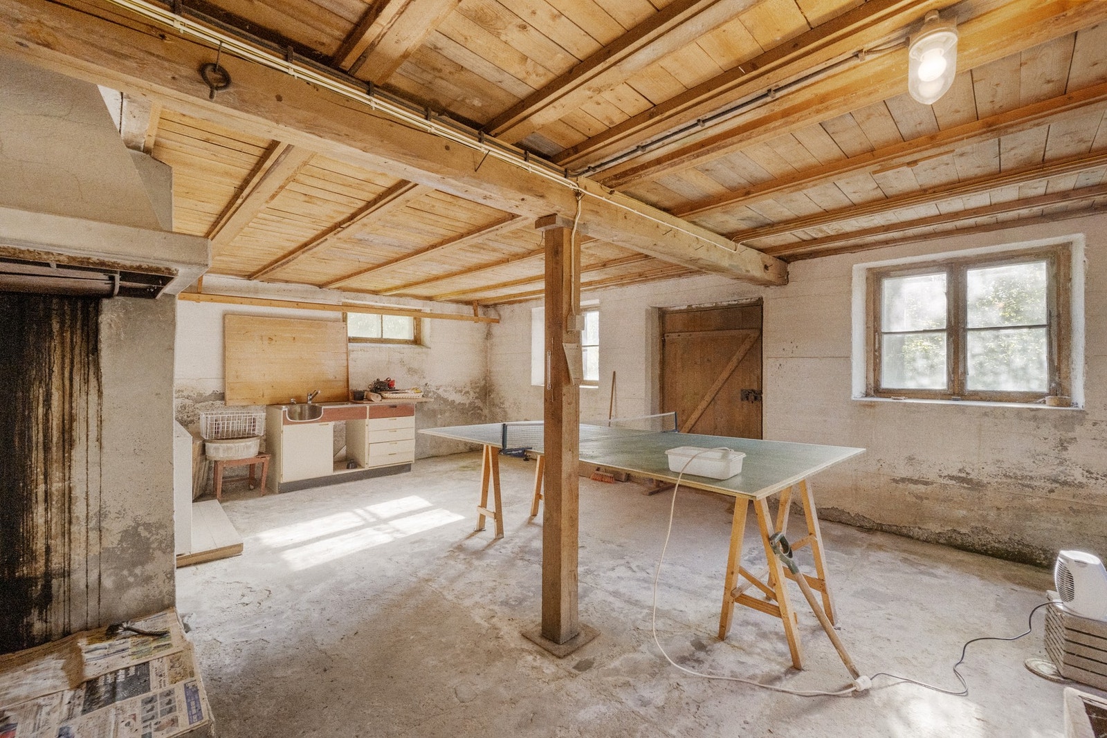 Stort kjellerrom med utgang ut Galleribilde