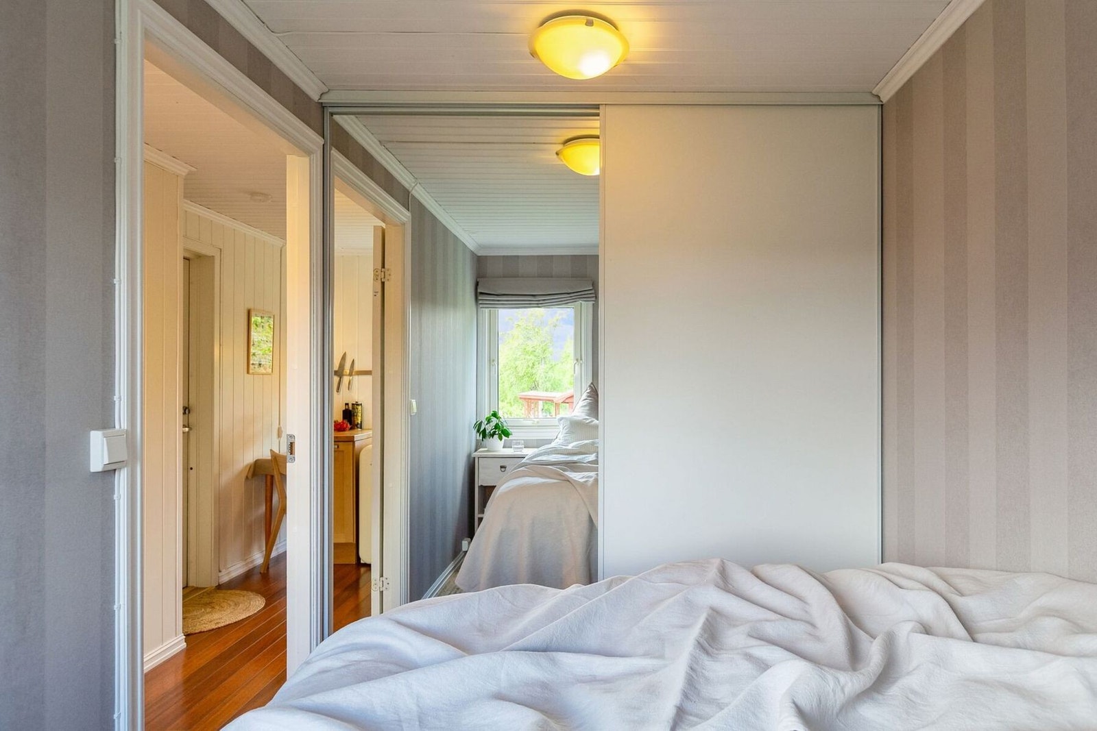 Her er det godt med plass til skyvedørsgarderobe og praktiske oppbevaringsløsninger. Galleribilde