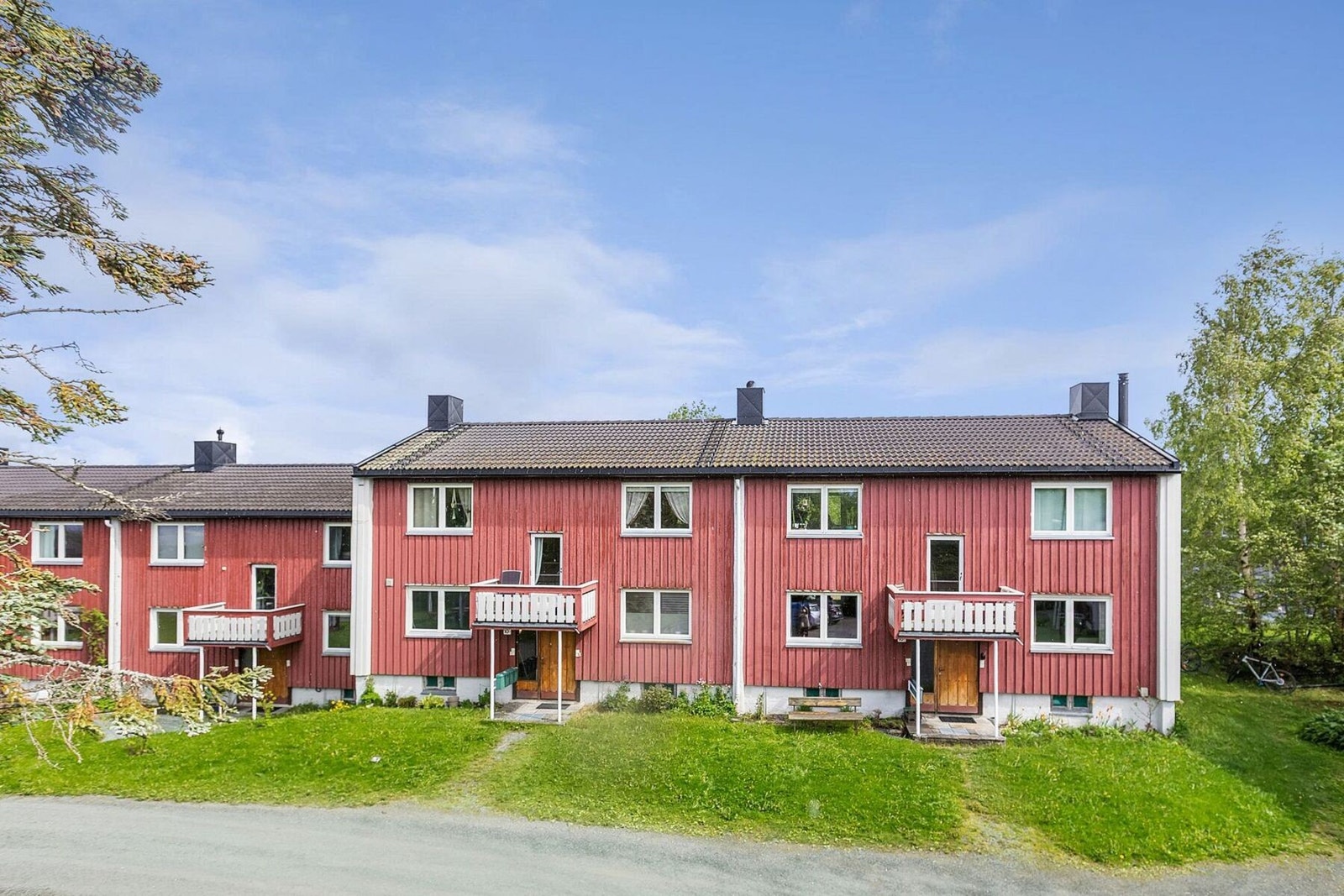 Borettslaget disponerer to store parkeringsområder hvor beboerne kan parkere etter ledig kapasitet. Det er også mulighet for etablering av eget abonnement for elbil-lading. Galleribilde