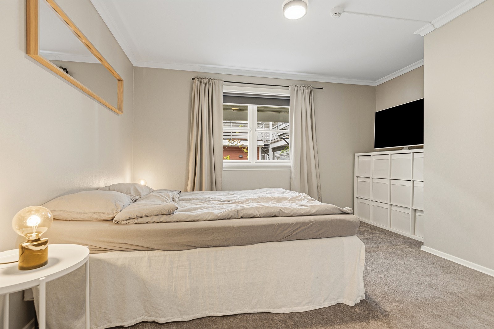 Romslig soverom med god plass til dobbeltseng, garderobe, nattbord og kommode/pult Galleribilde