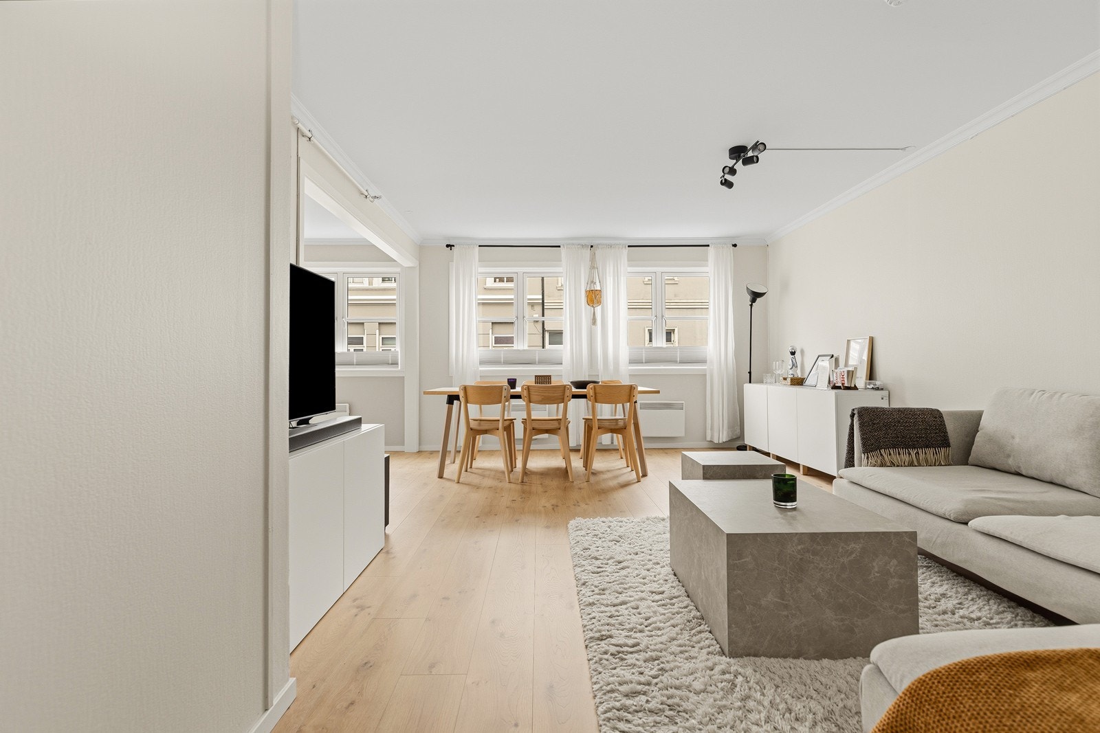 Stuen fremstår luftig og sosial med naturlig lysinnslipp og moderne fargevalg. Galleribilde