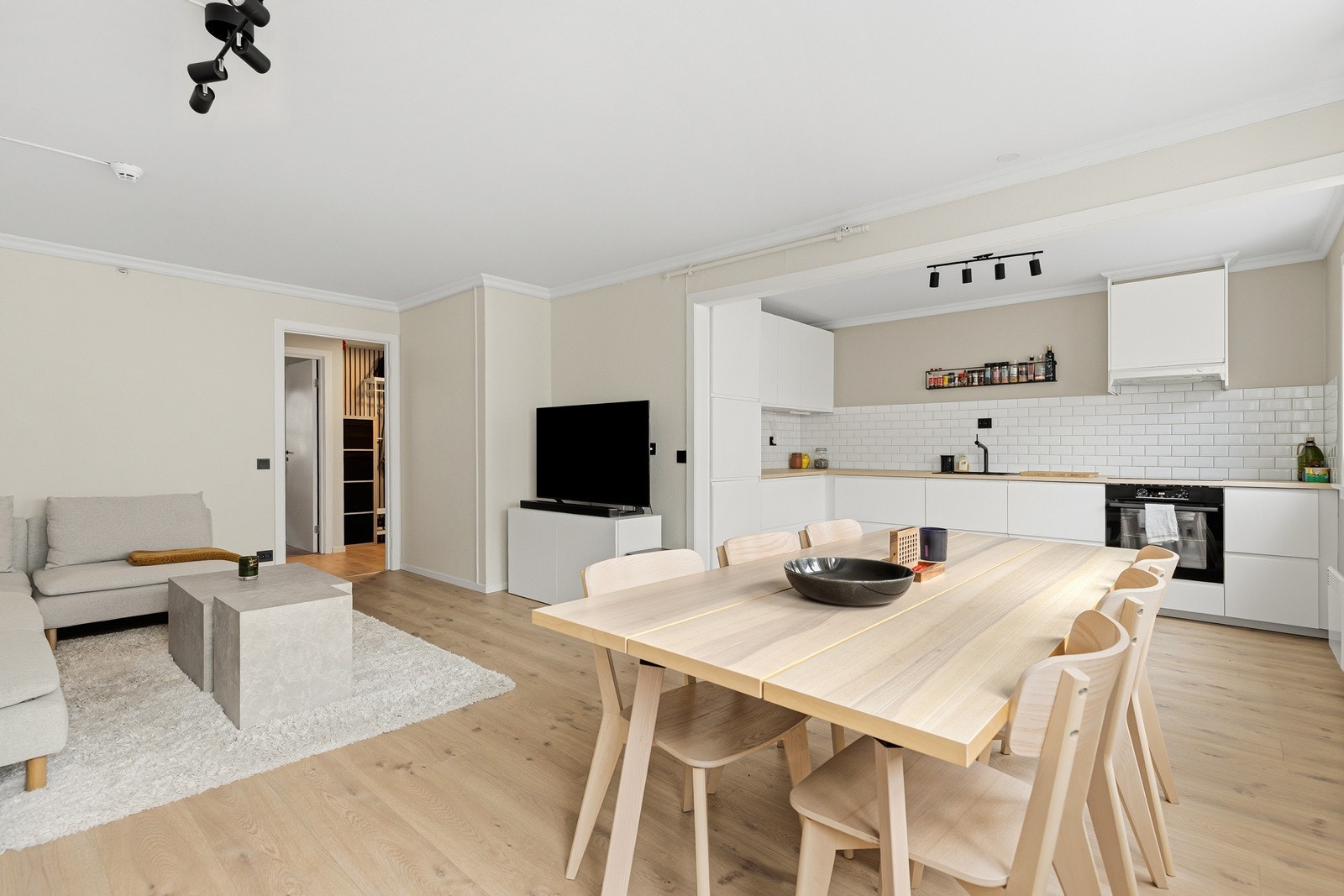 Åpen løsning mellom kjøkken og stue skaper en moderne og sosial planløsning. Galleribilde