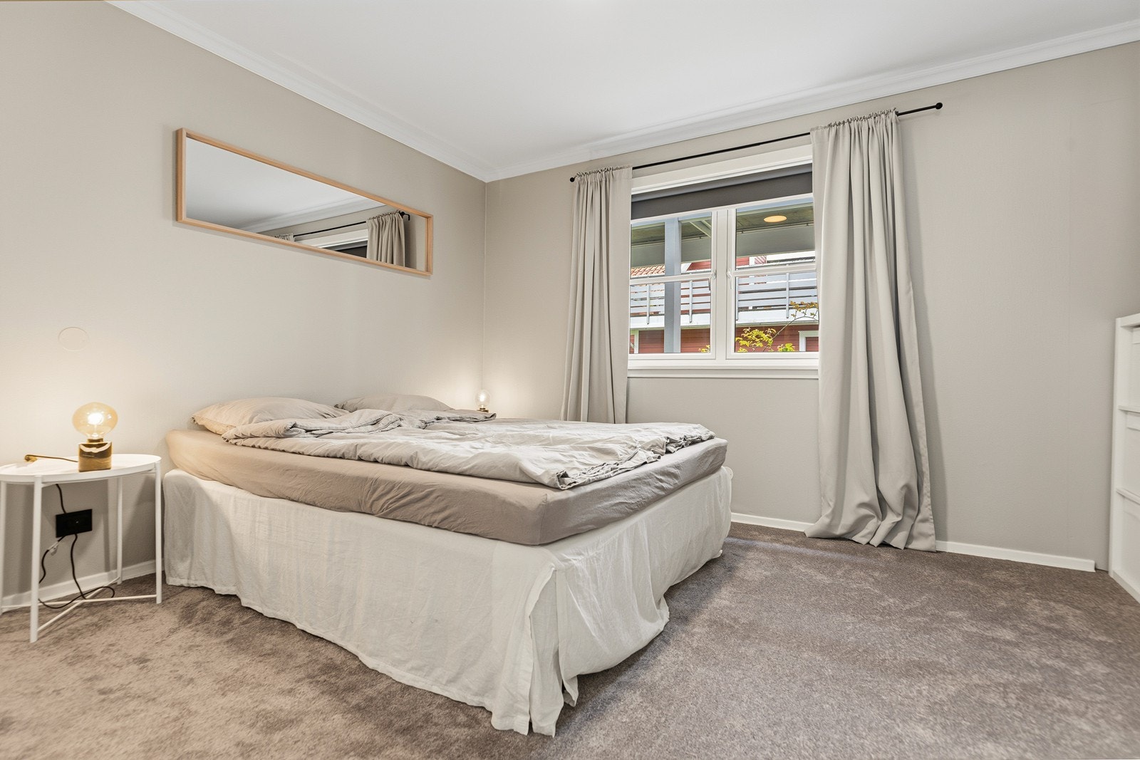 Hovedsoverommet har en deilig hotelfølelse over seg med lune fargevalg, mykt gulvteppe og eget "walk-in!" Galleribilde