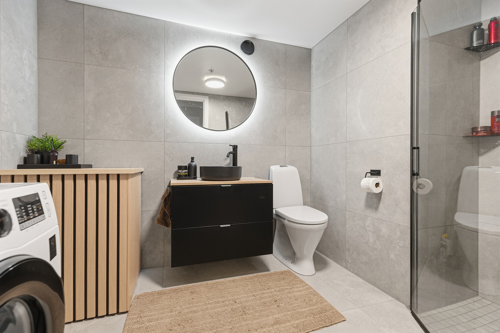 Badet fremstår lekkert med moderne innredning og stilren utførelse. Galleribilde