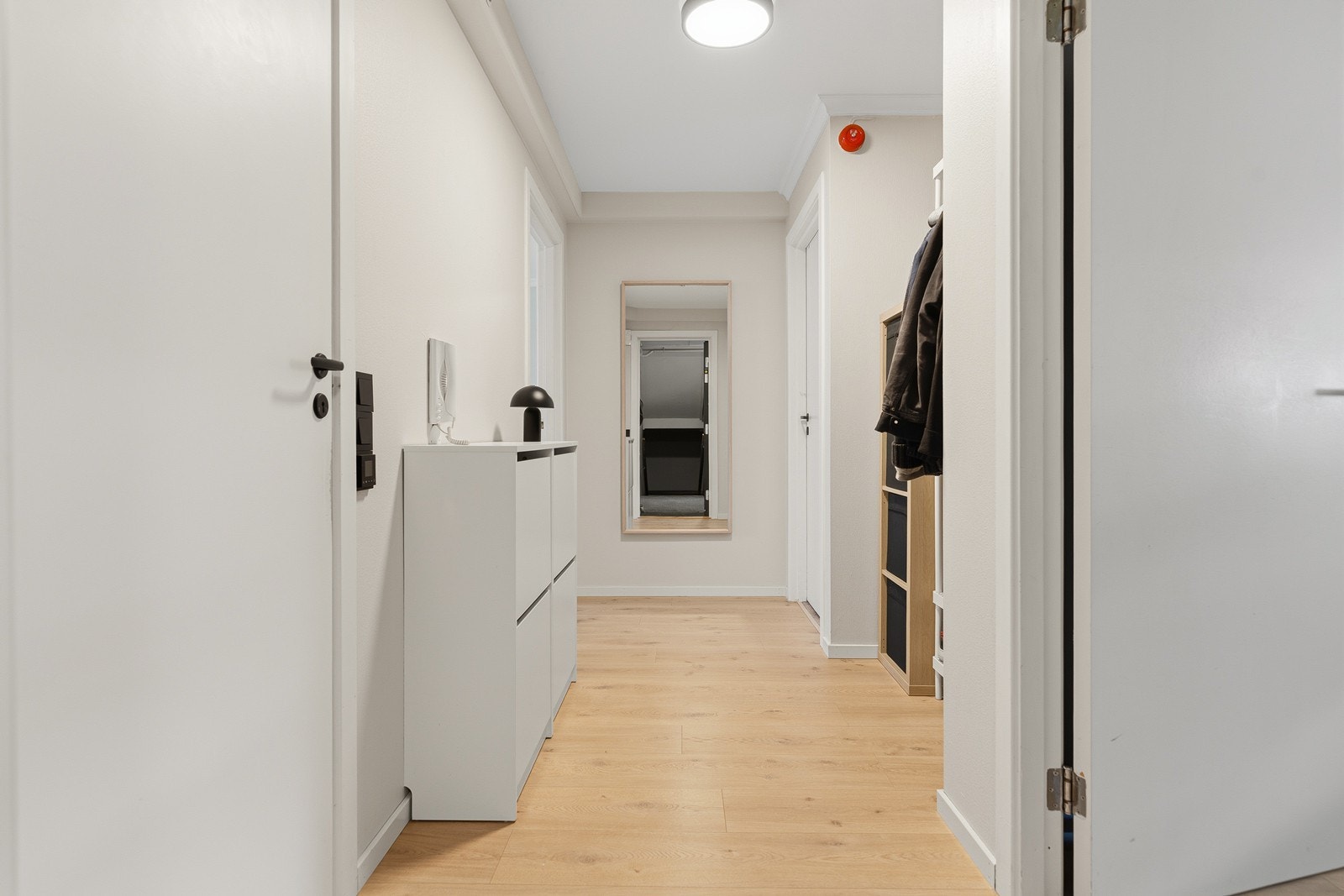Innbydende entré/gang med gode oppbevaringsmuligheter. Galleribilde