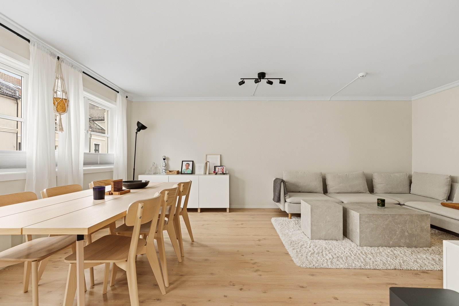 God plass til spisegruppe mellom kjøkken og stue - perfekt for både hverdag og gjester. Galleribilde