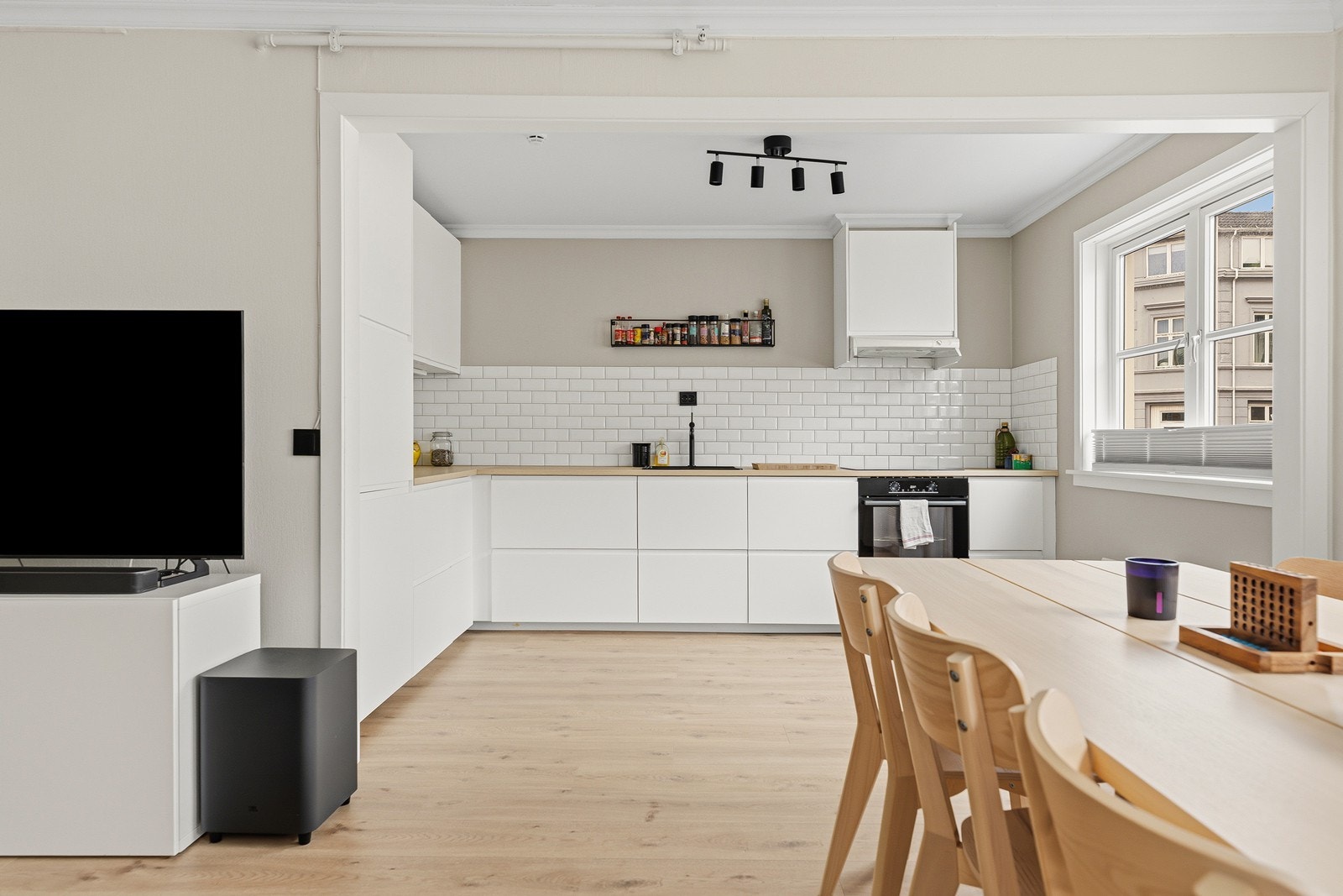 Moderne kjøkken med hvite glatte fronter og integrerte hvitevarer. Galleribilde