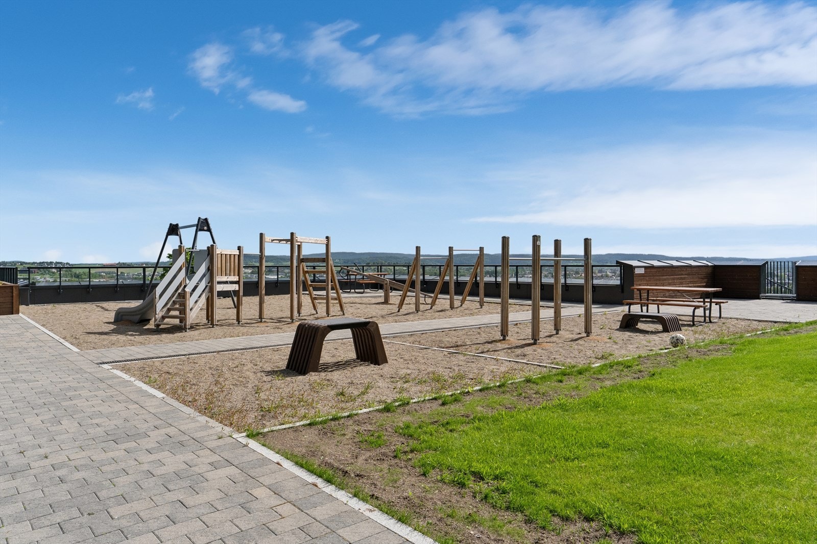 Lekeplass på fellesområde. Galleribilde