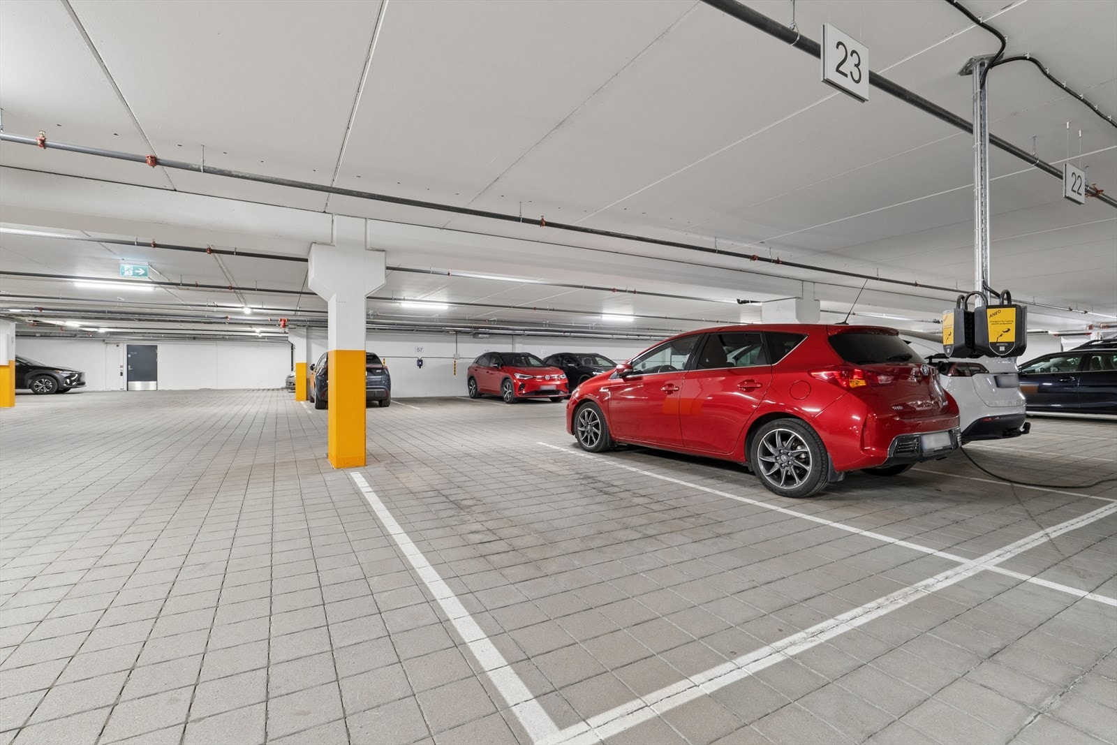 Det medfølger garasjeplass. Galleribilde