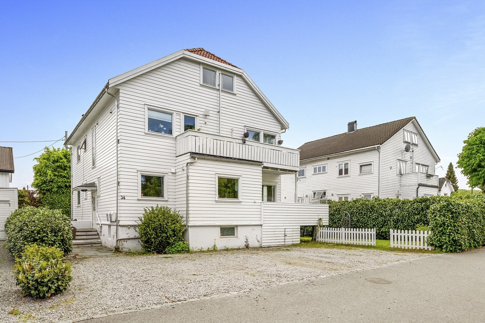 Trivelig hageområde som er felles for hele huset. Boligen disponerer parkering på tomt. Galleribilde