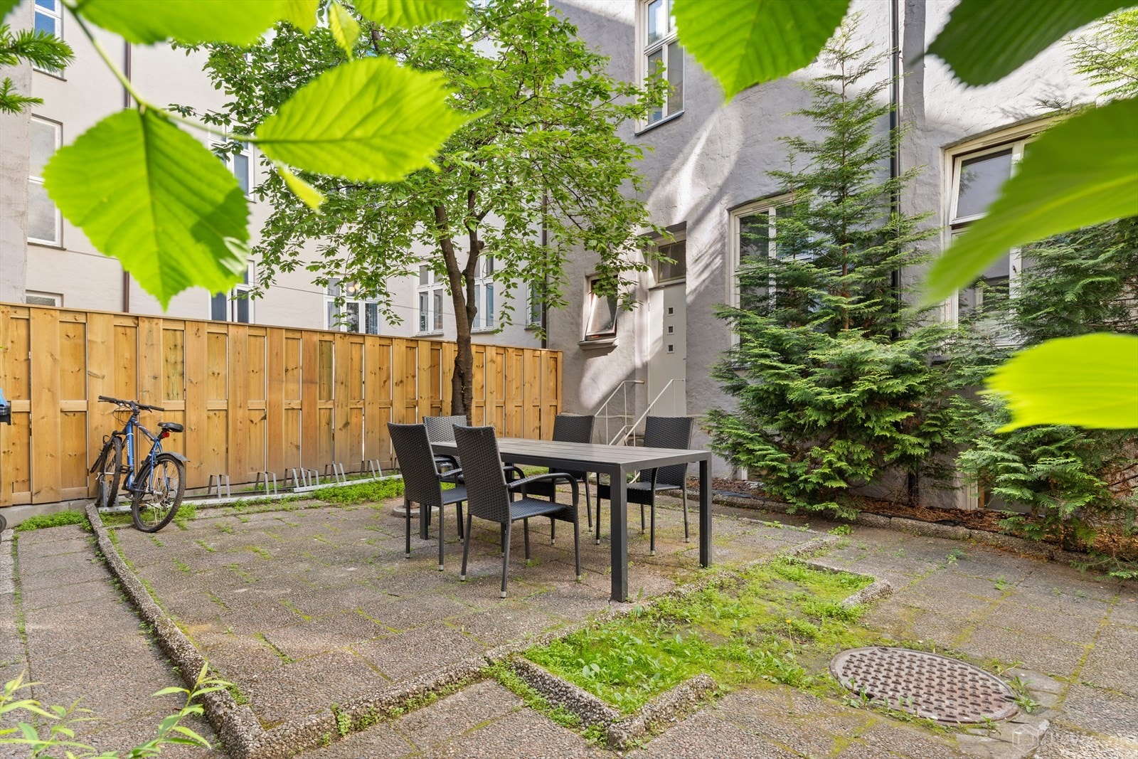 Sameiet har tilgang til en hyggelig og skjermet bakgård med sittegruppe og grønne omgivelser. Galleribilde