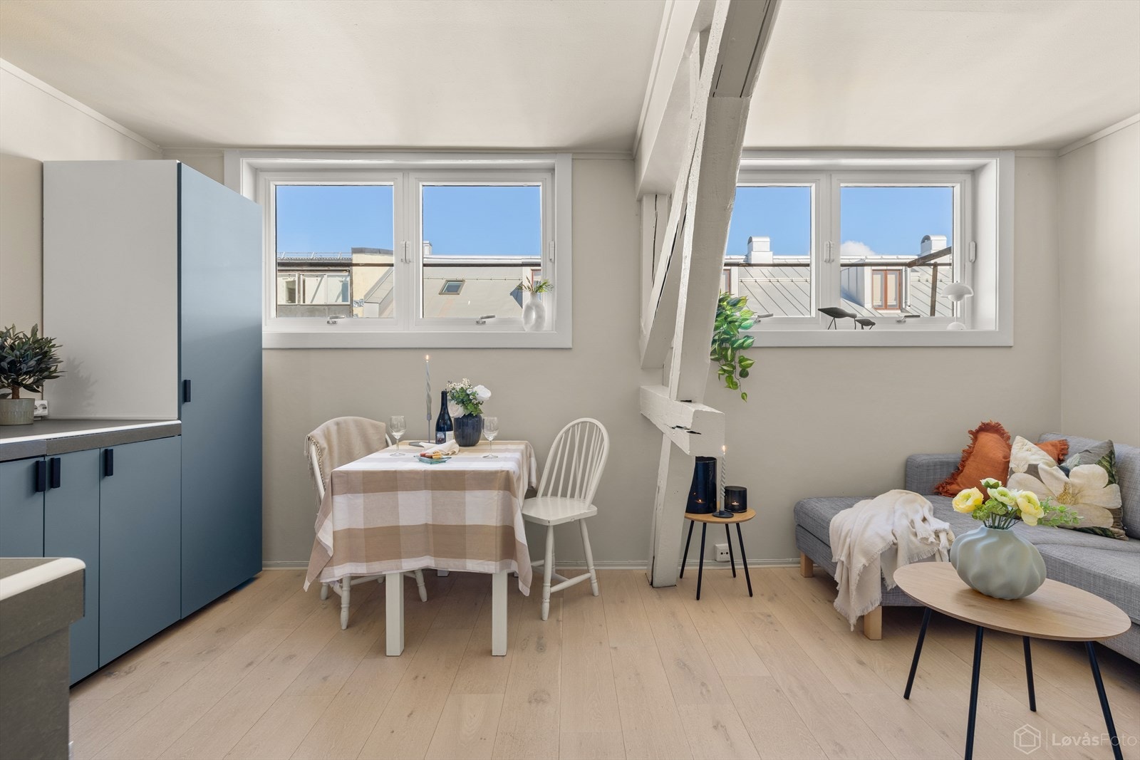 Vindusflater over spiseplass skaper en lun og hyggelig atmosfære. Galleribilde