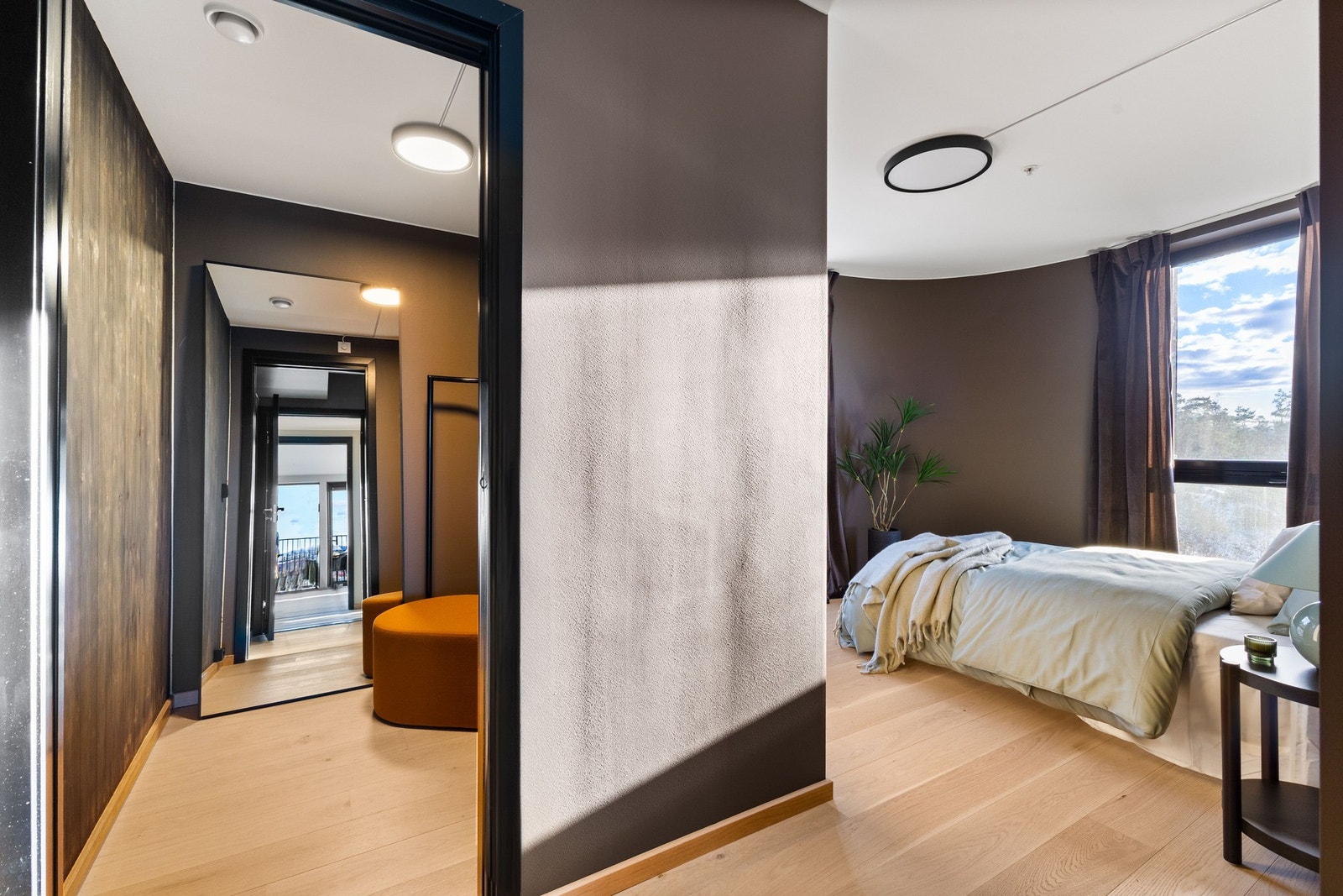 Soverom 2 har eget garderoberom Galleribilde