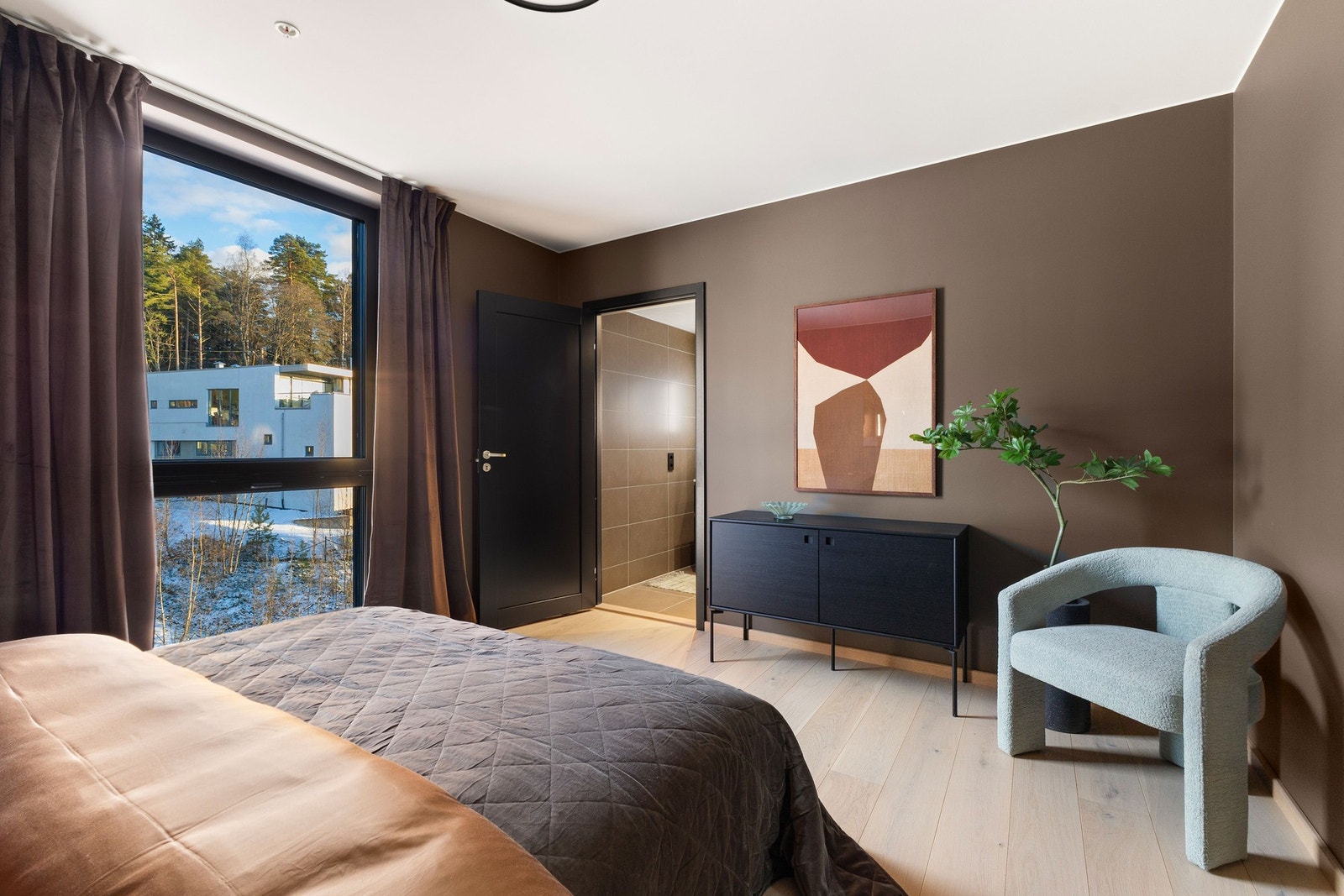 Soverom 1 er romslig og har en-suite baderom Galleribilde