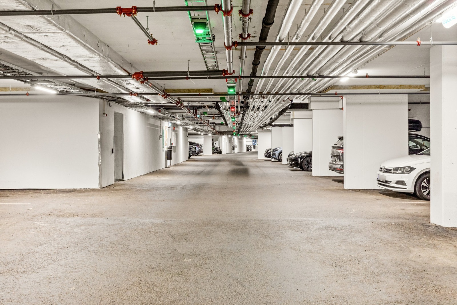 Parkeringsgarasje hvor du enkelt kan booke parkering i Heimeappen eller leie bil via Hyre. Mulighet for fast garasjeleie Galleribilde